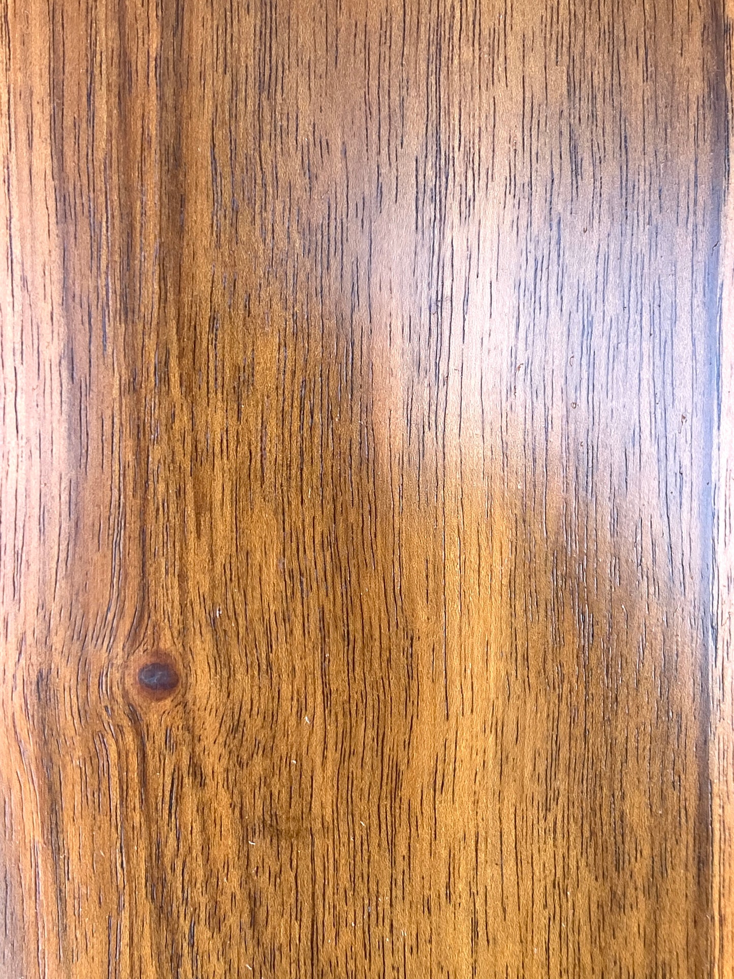 Designer-Couchtisch im minimalen Design, aus Nussbaum. Gestaltet in den 60er, 70er Jahren.