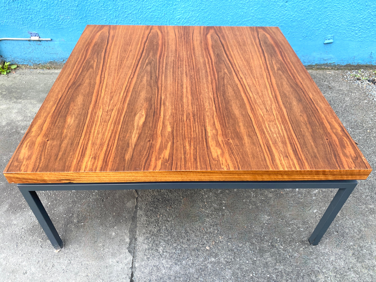 Designer-Couchtisch im minimalen Design, aus Nussbaum. Gestaltet in den 60er, 70er Jahren.