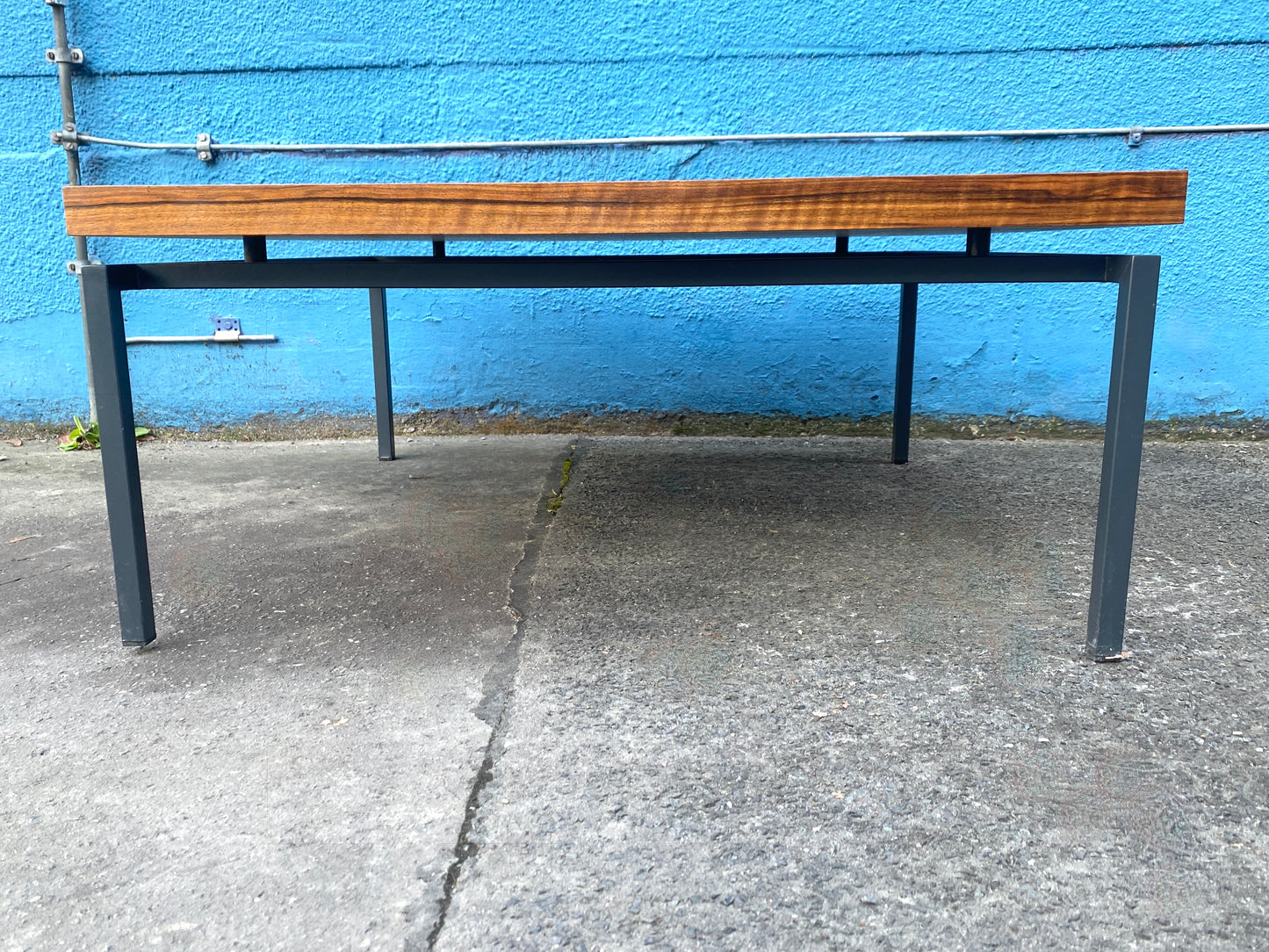 Designer-Couchtisch im minimalen Design, aus Nussbaum. Gestaltet in den 60er, 70er Jahren.
