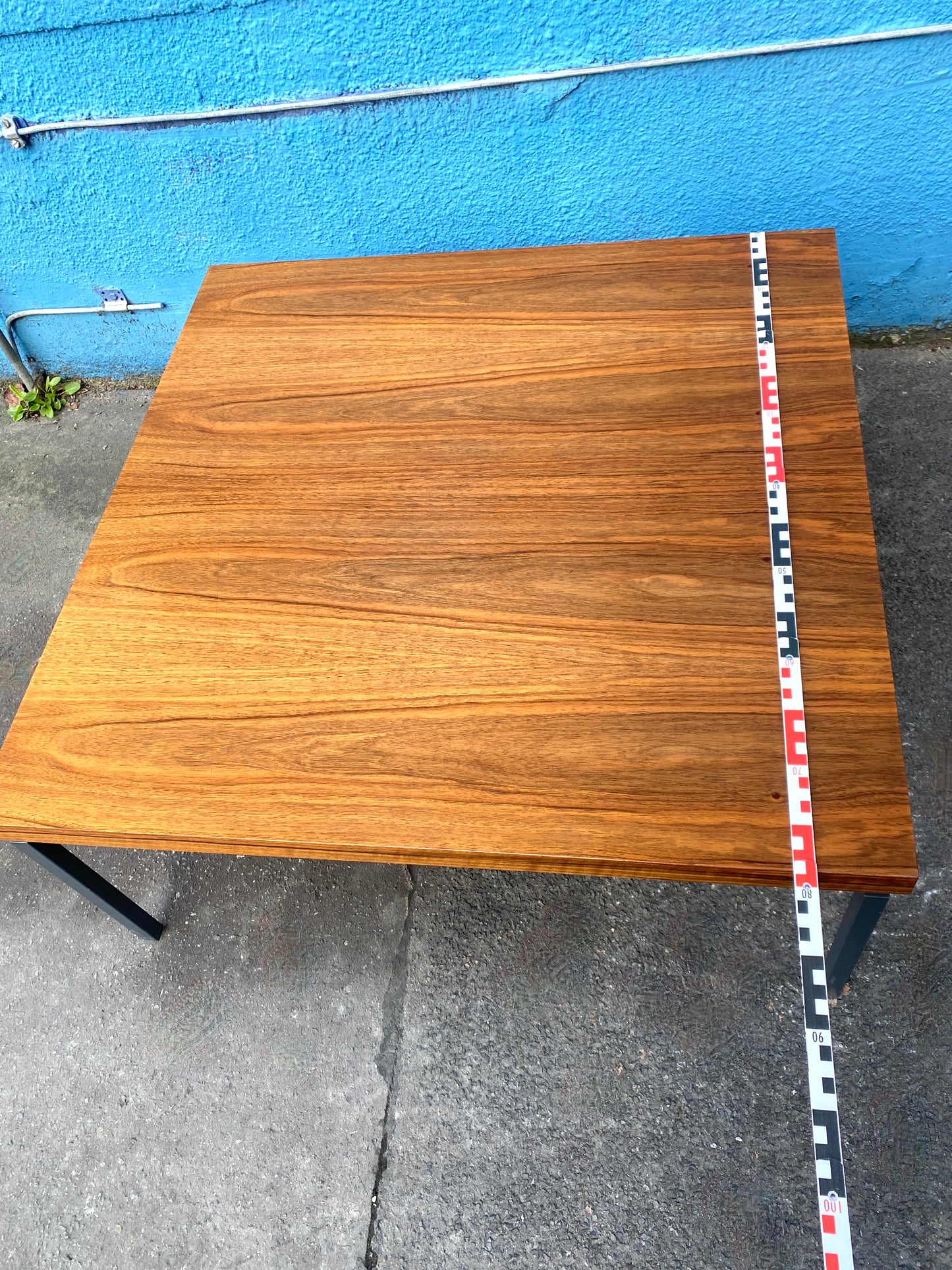 Designer-Couchtisch im minimalen Design, aus Nussbaum. Gestaltet in den 60er, 70er Jahren.