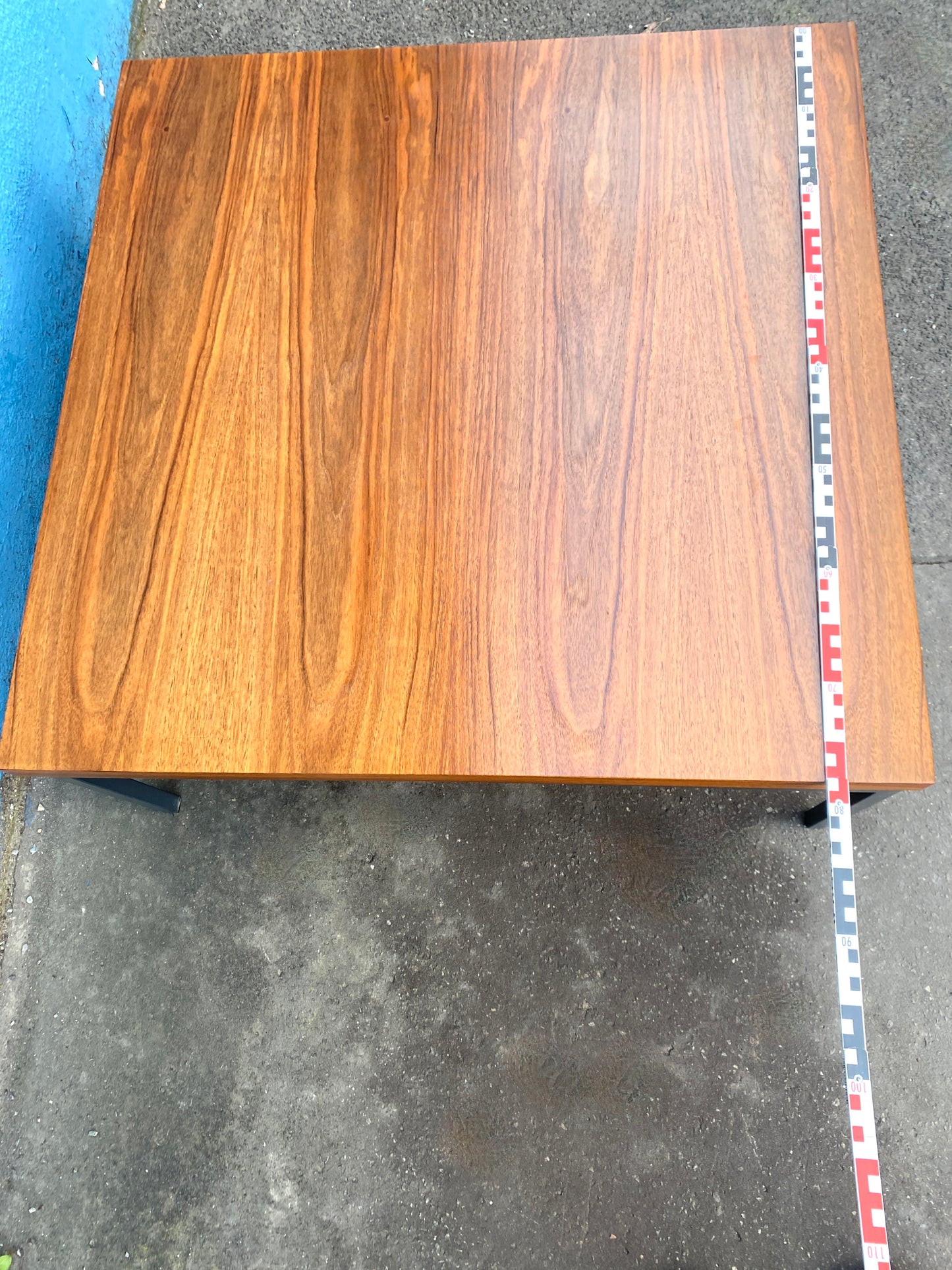 Designer-Couchtisch im minimalen Design, aus Nussbaum. Gestaltet in den 60er, 70er Jahren.