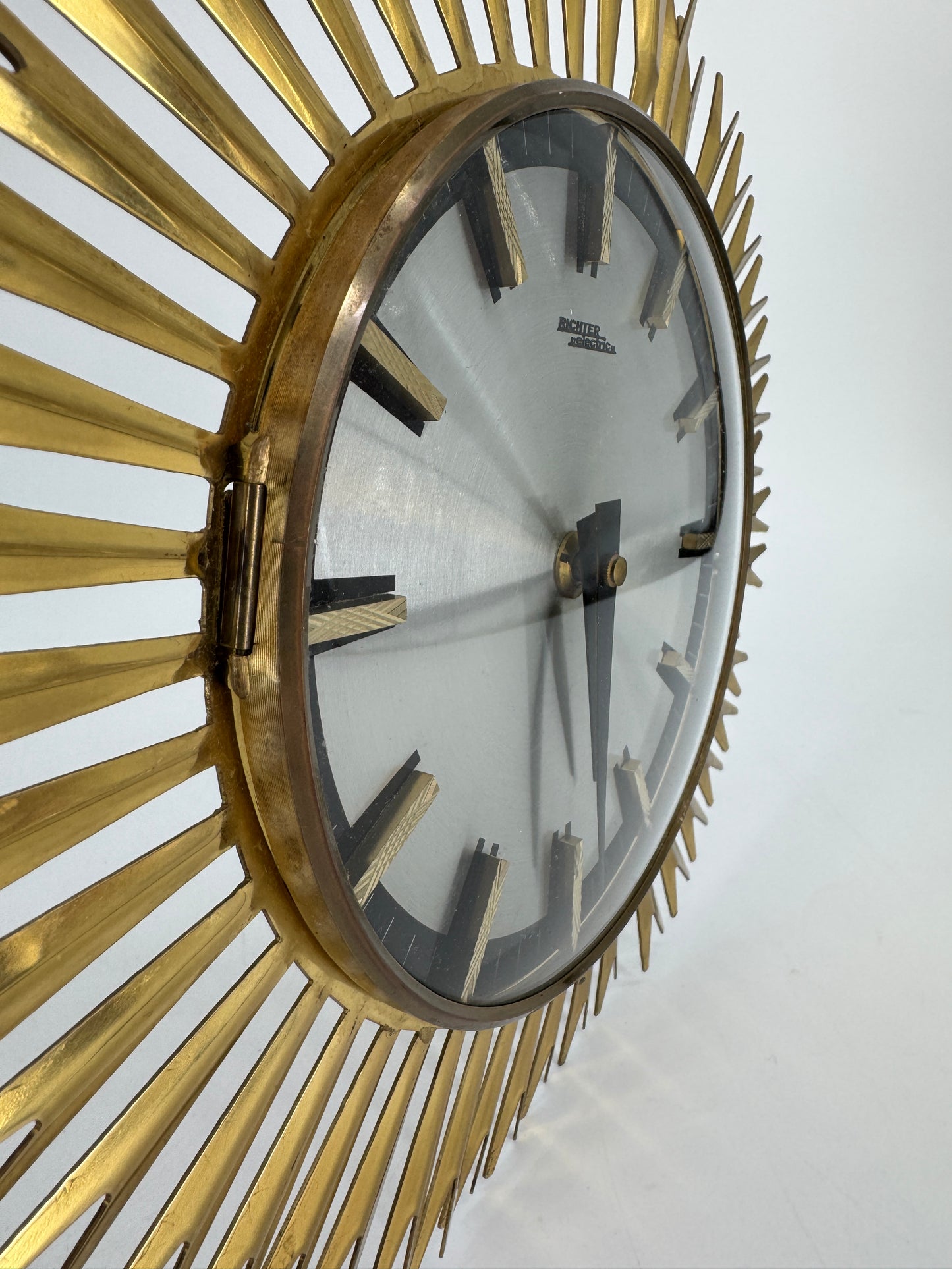 Eine Sunburst Wanduhr von Richter Electric aus Messing, Deutschland 60er Jahre