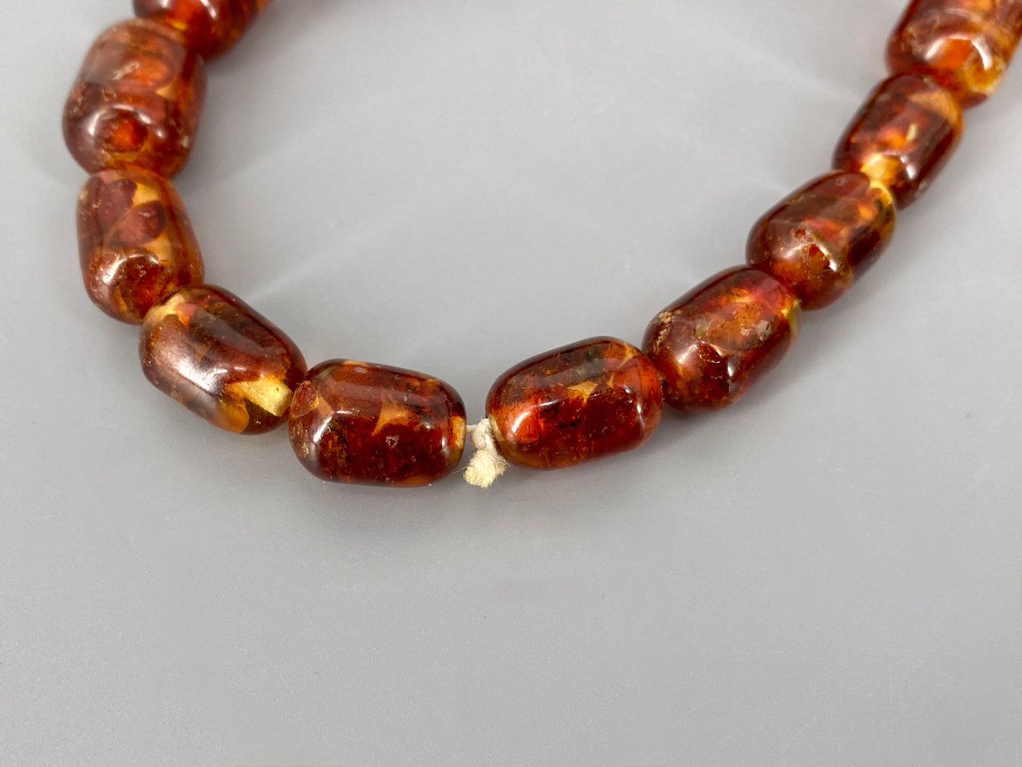 Lange Kette aus geschliffenen Bernsteinen, 1950/60er