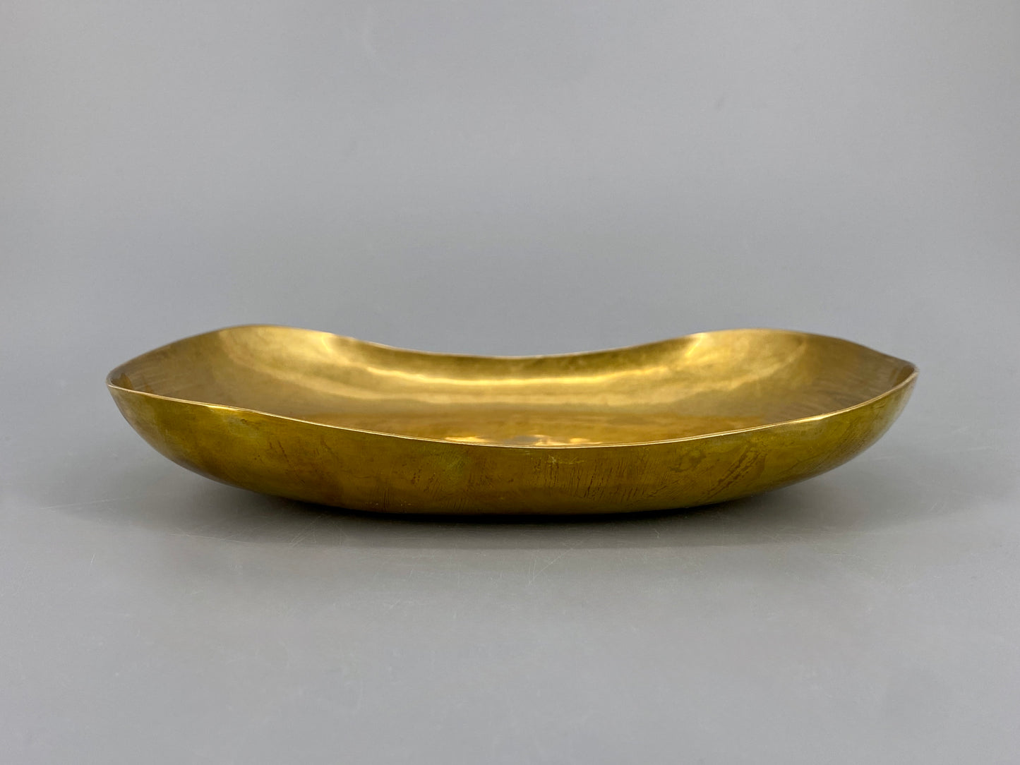 Antike Schale aus Messing mit Hammerschlag, 1930er