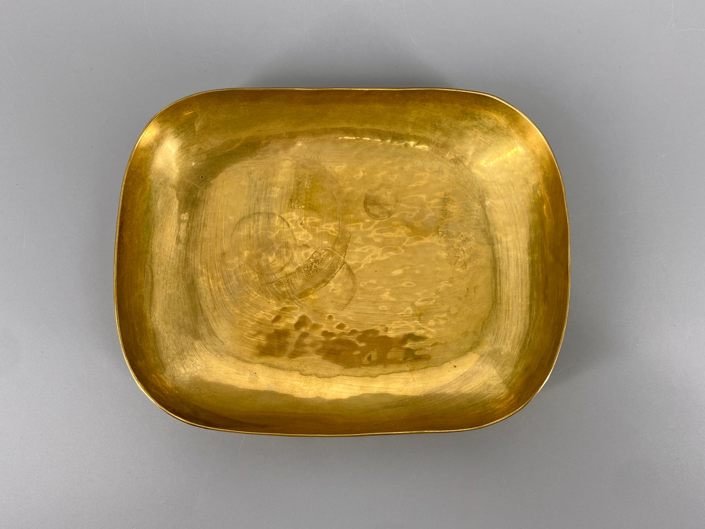 Antike Schale aus Messing mit Hammerschlag, 1930er