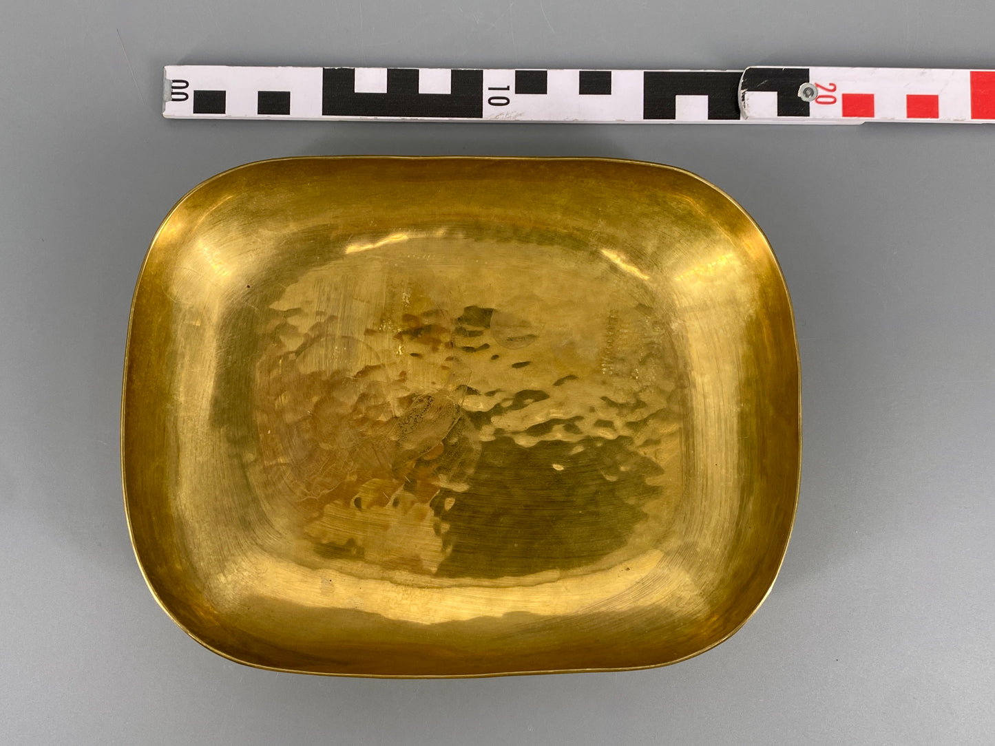Antike Schale aus Messing mit Hammerschlag, 1930er
