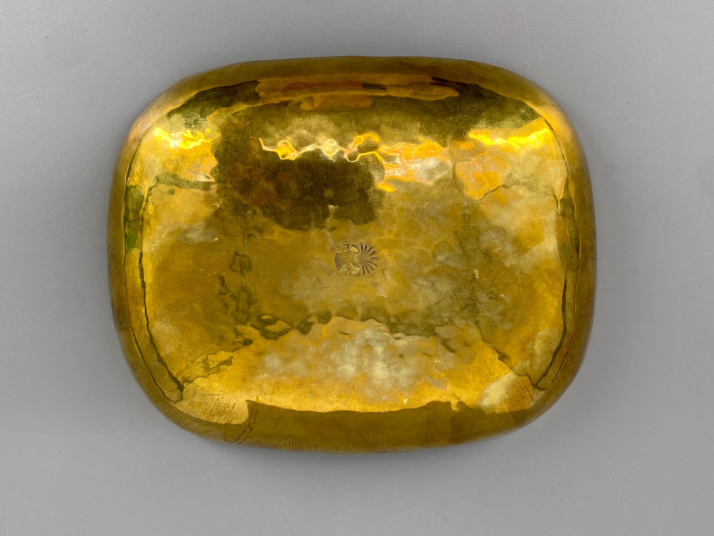 Antike Schale aus Messing mit Hammerschlag, 1930er