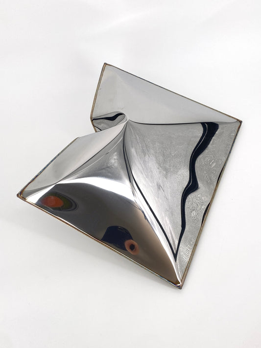 Pop-Artiges Metallkissen, verchromt