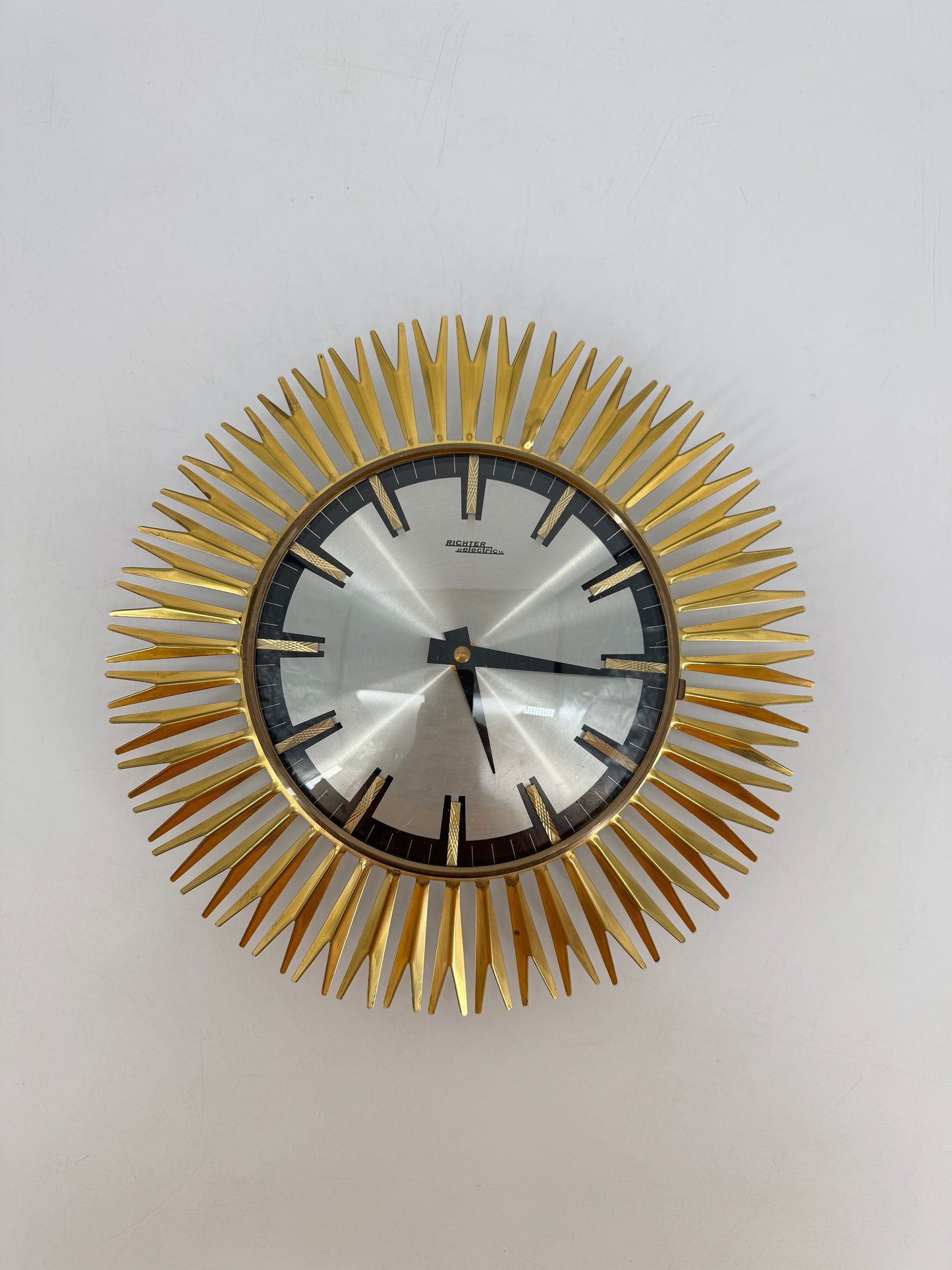 Eine Sunburst Wanduhr von Richter Electric aus Messing, Deutschland 60er Jahre