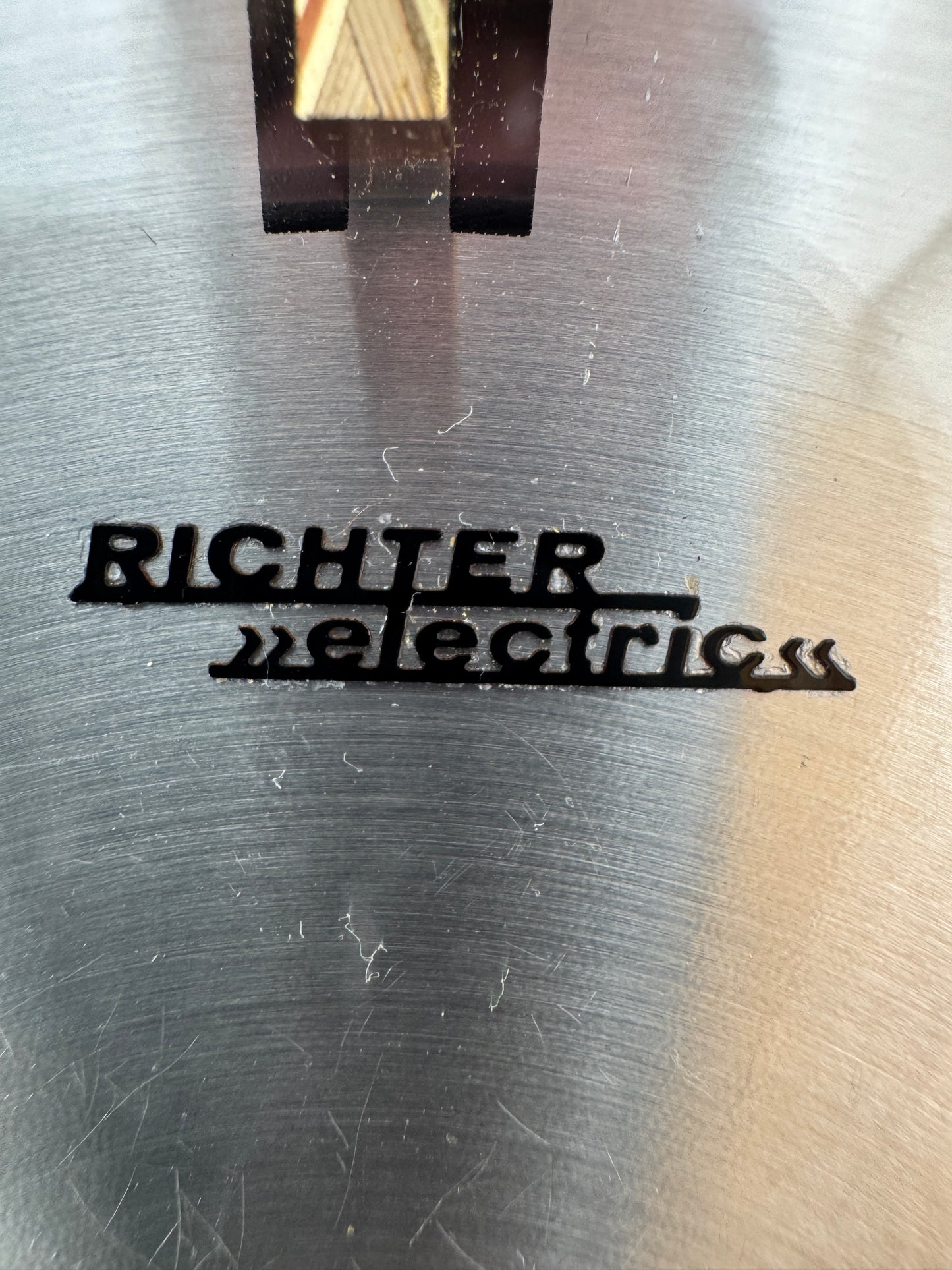 Eine Sunburst Wanduhr von Richter Electric aus Messing, Deutschland 60er Jahre