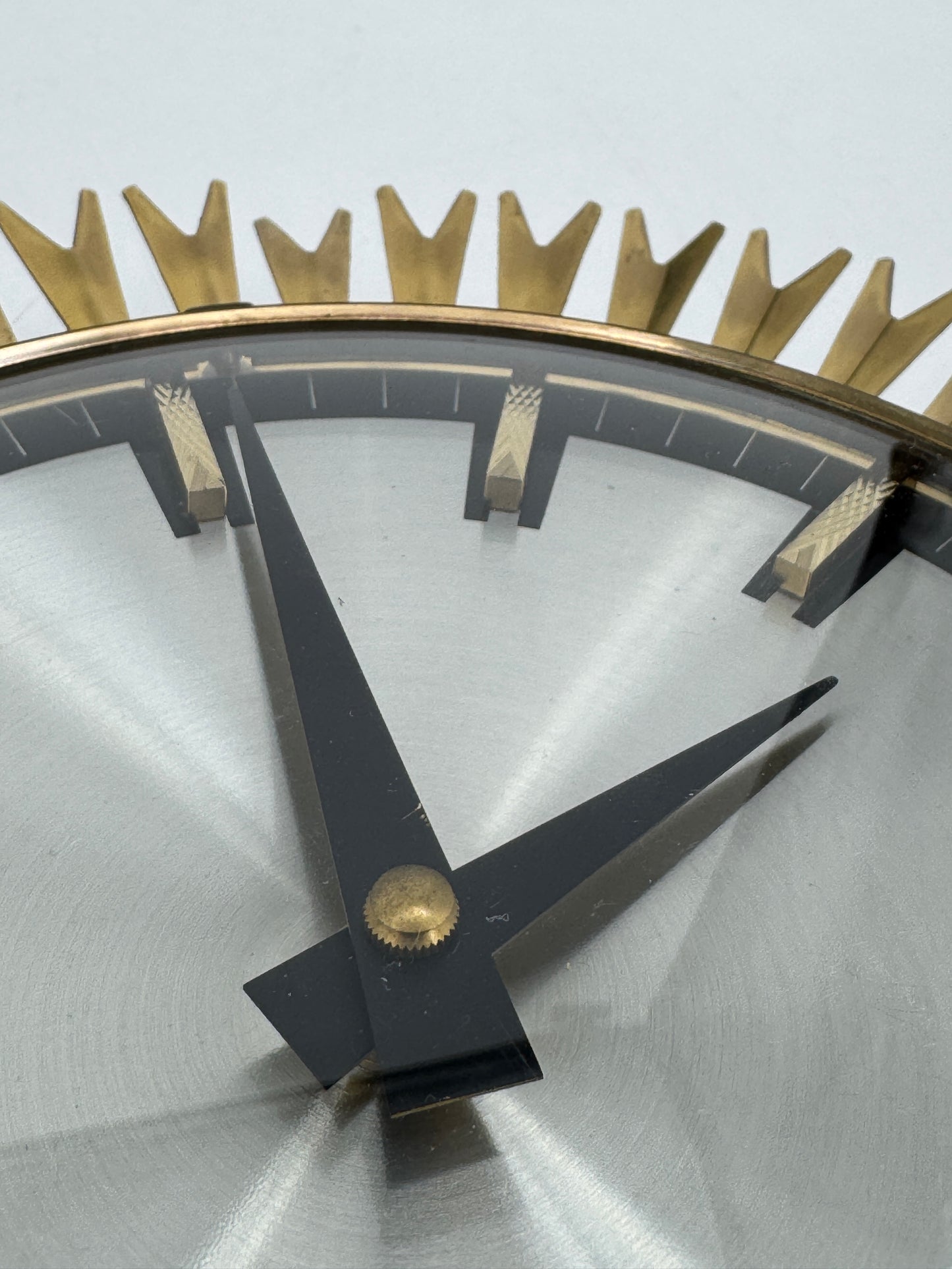 Eine Sunburst Wanduhr von Richter Electric aus Messing, Deutschland 60er Jahre