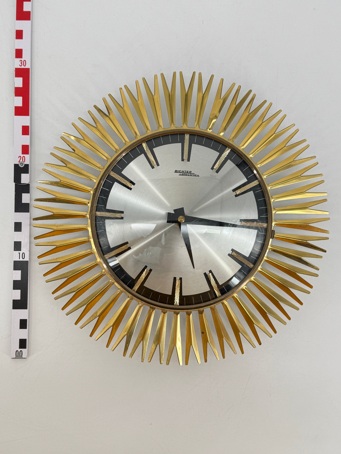 Eine Sunburst Wanduhr von Richter Electric aus Messing, Deutschland 60er Jahre