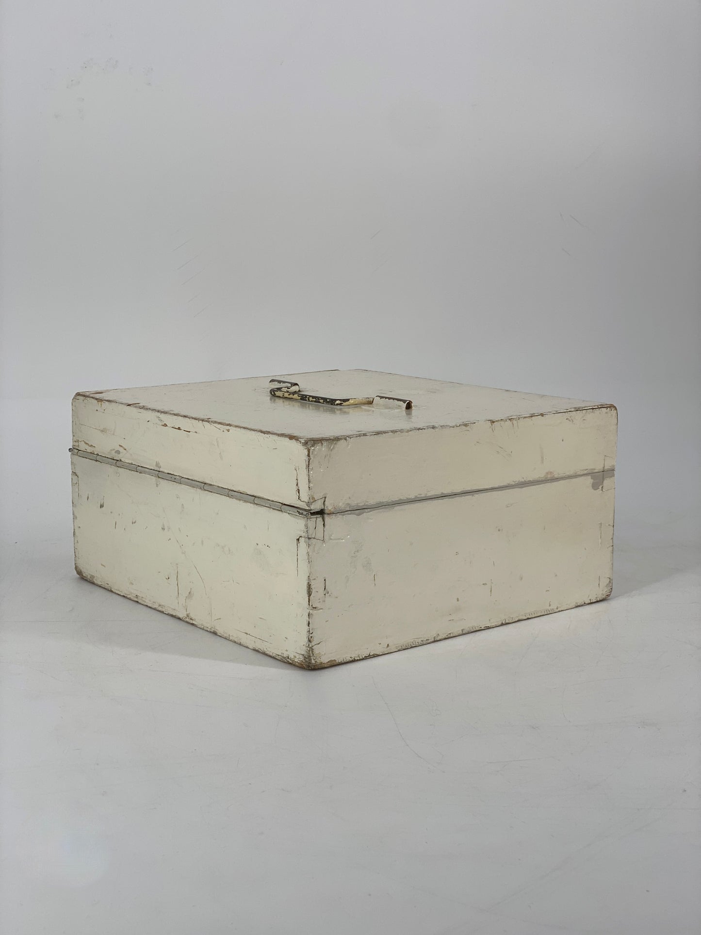 Holzbox mit Unterteilungen, weiß bemalt mit Patina