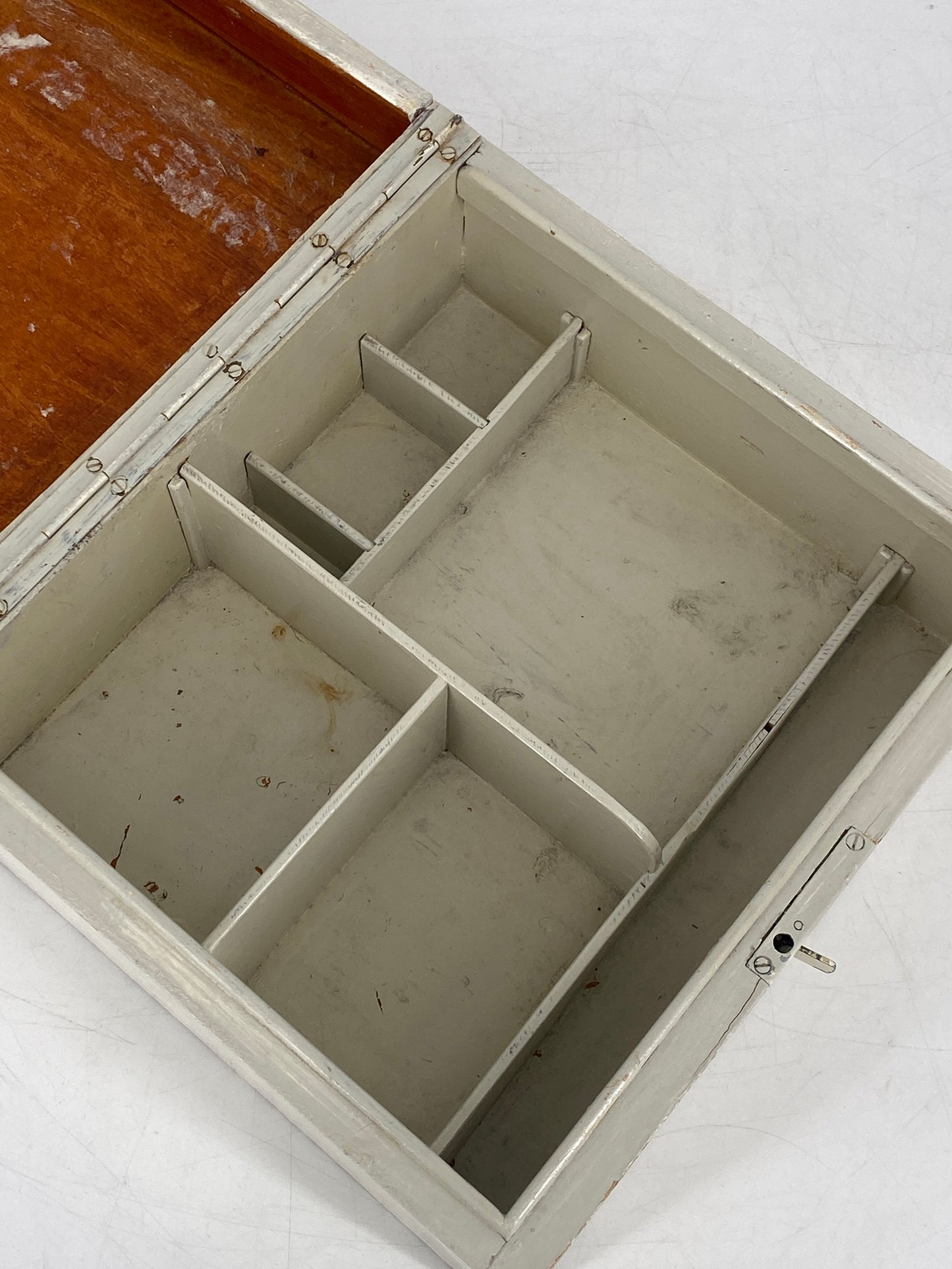 Holzbox mit Unterteilungen, weiß bemalt mit Patina