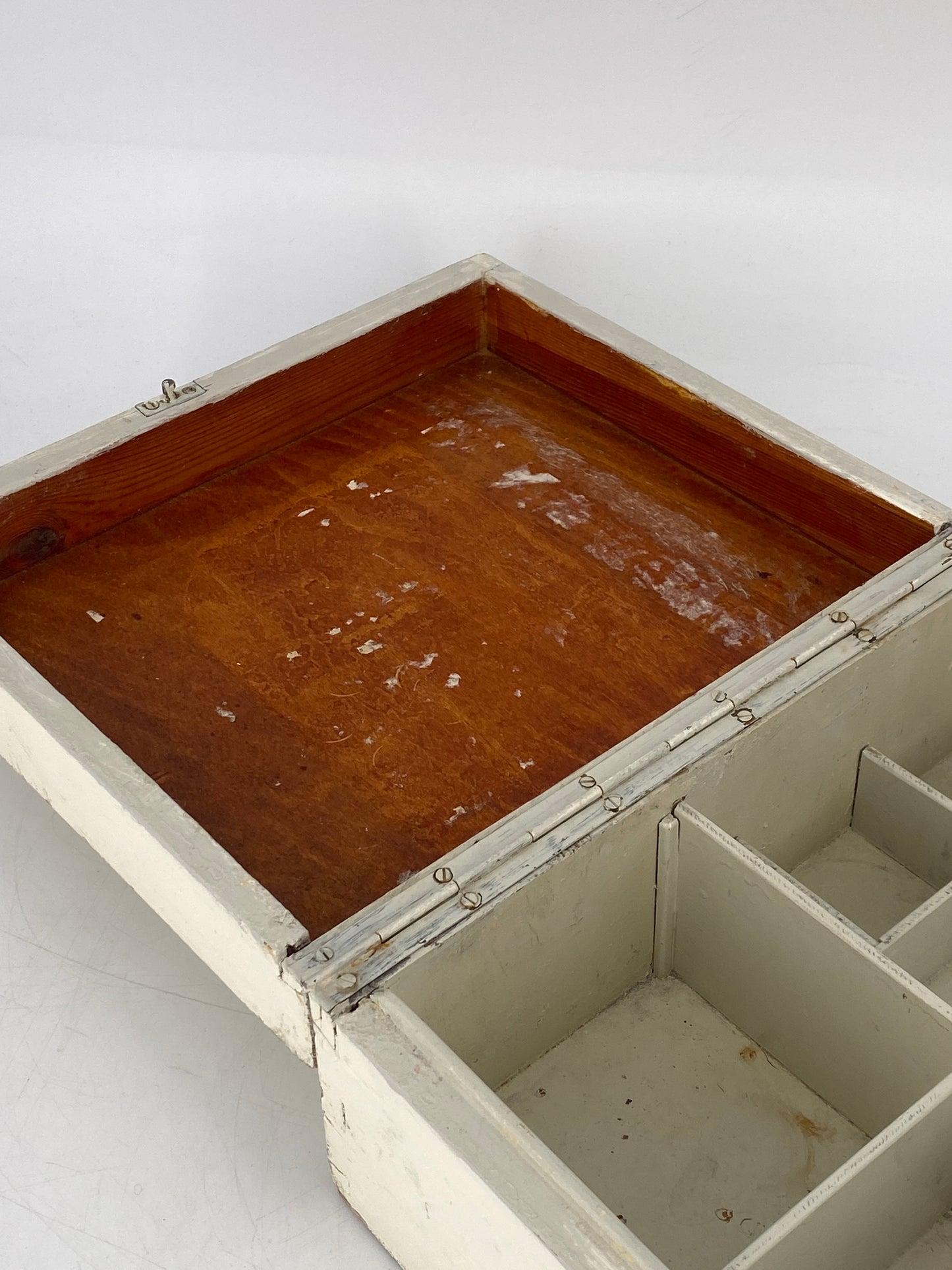 Holzbox mit Unterteilungen, weiß bemalt mit Patina