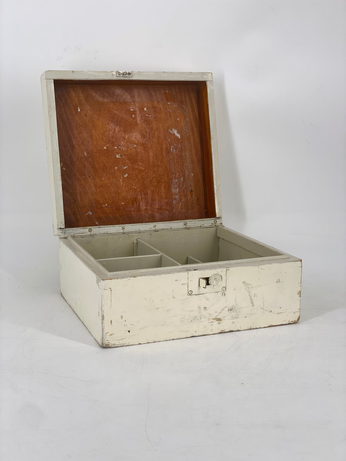 Holzbox mit Unterteilungen, weiß bemalt mit Patina