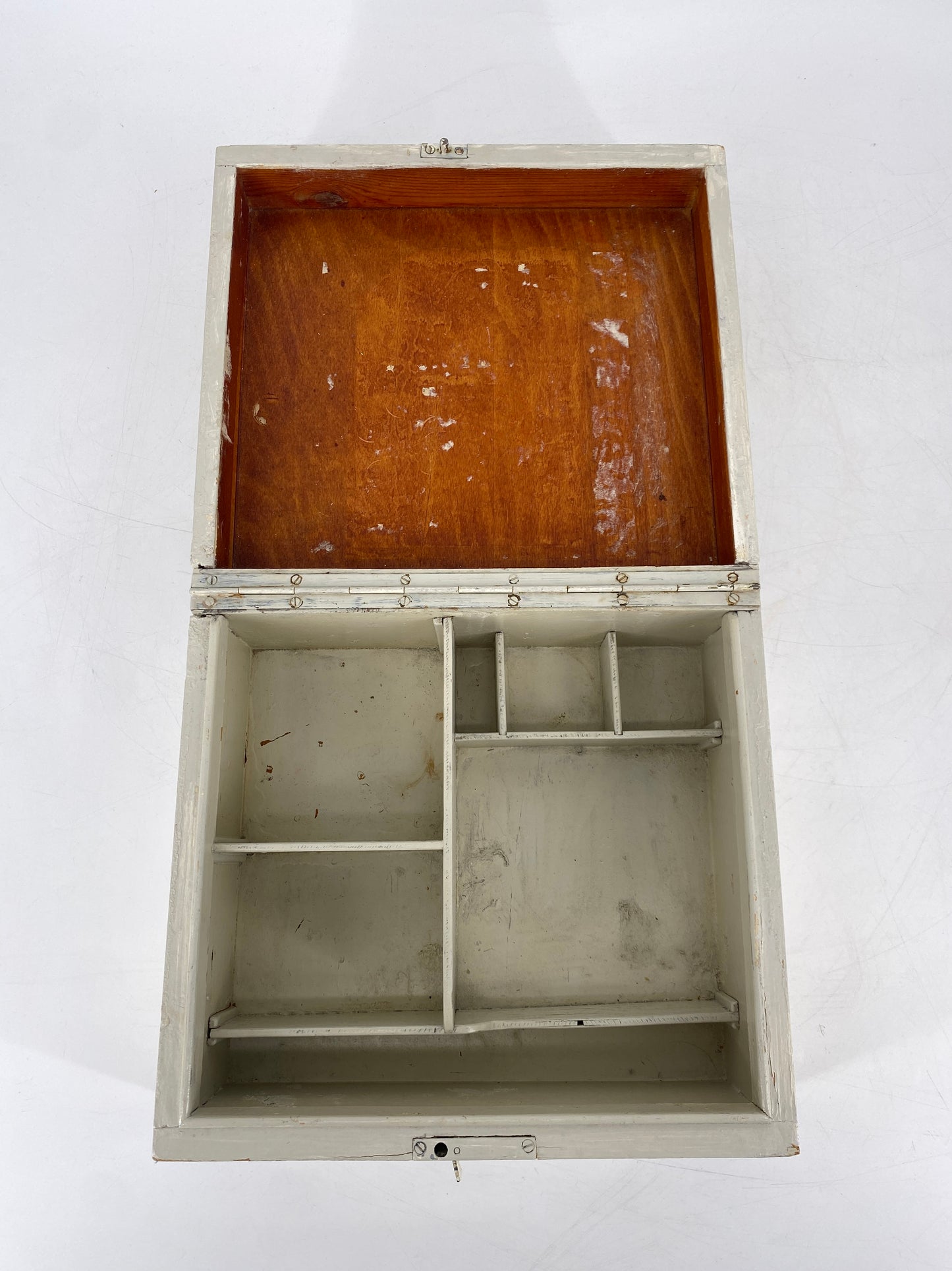 Holzbox mit Unterteilungen, weiß bemalt mit Patina