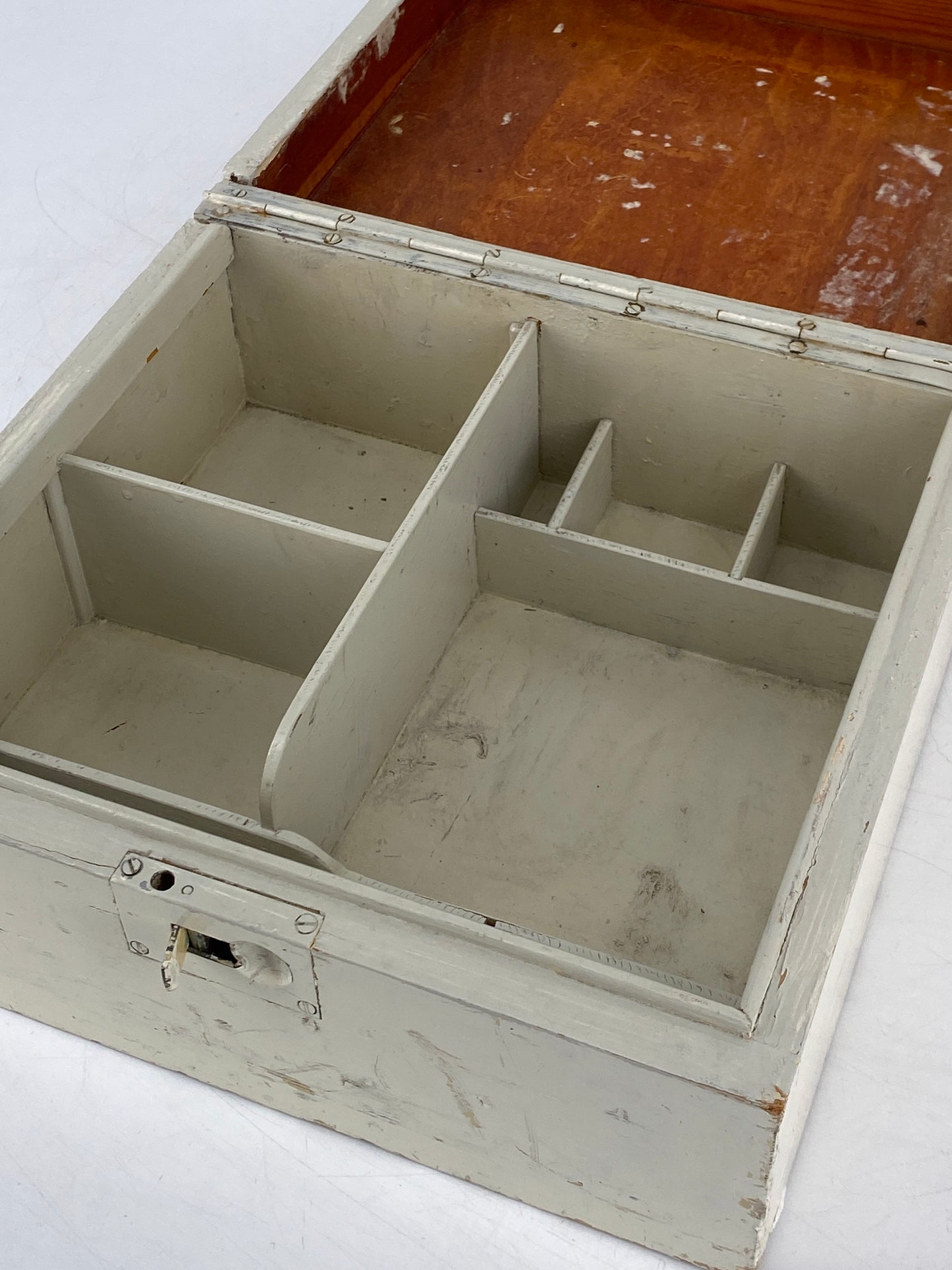 Holzbox mit Unterteilungen, weiß bemalt mit Patina