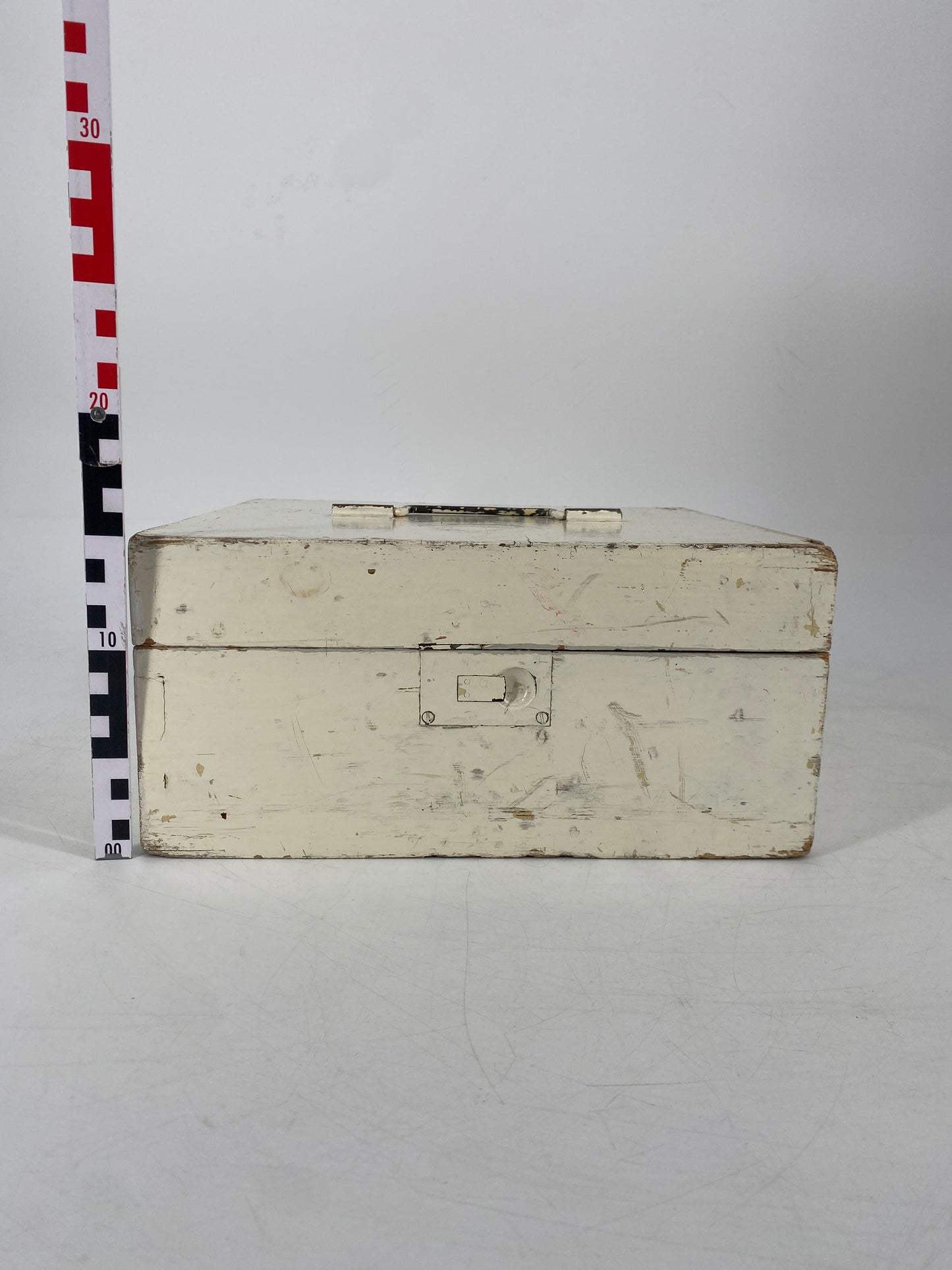 Holzbox mit Unterteilungen, weiß bemalt mit Patina