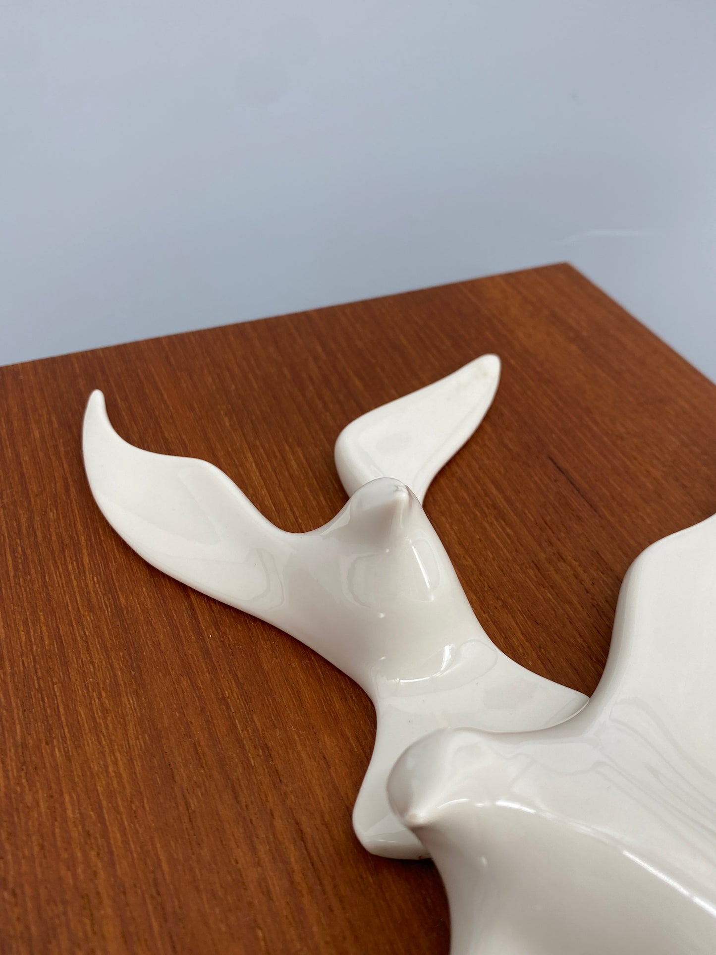 Wandrelief von Peter Müller für Sgrafo Modern aus weißem Porzellan auf Teakplatte, 60er
