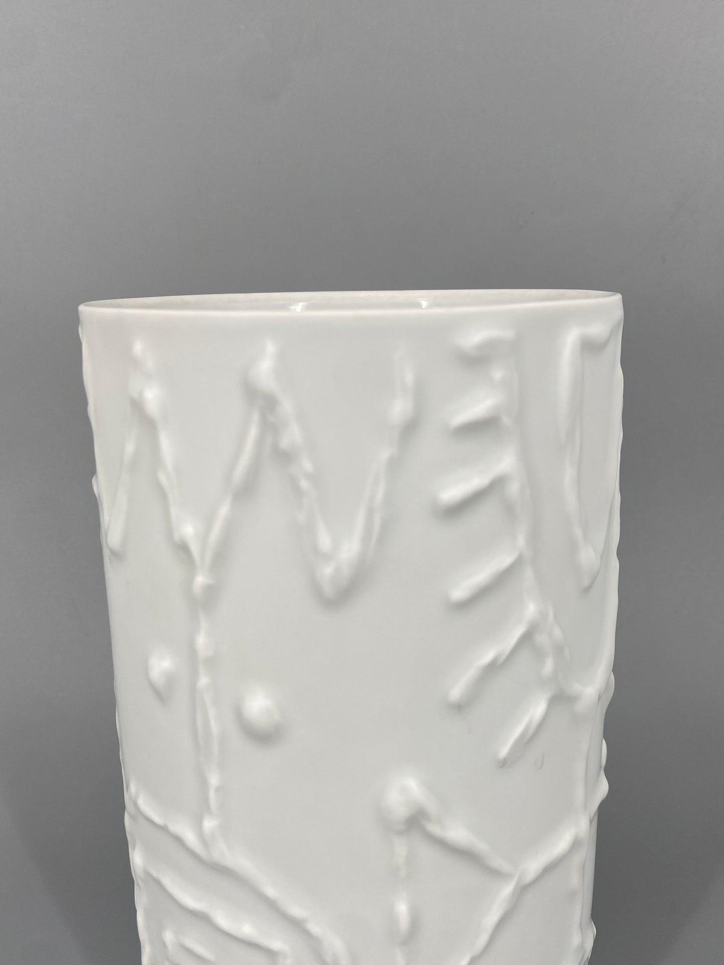 Vase mit abstraktem Reliefdekor von Cuno Fischer für Rosenthal aus Porzellan