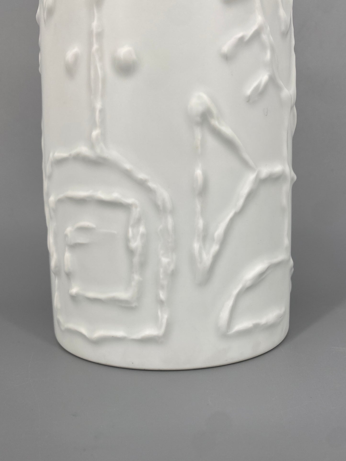 Vase mit abstraktem Reliefdekor von Cuno Fischer für Rosenthal aus Porzellan