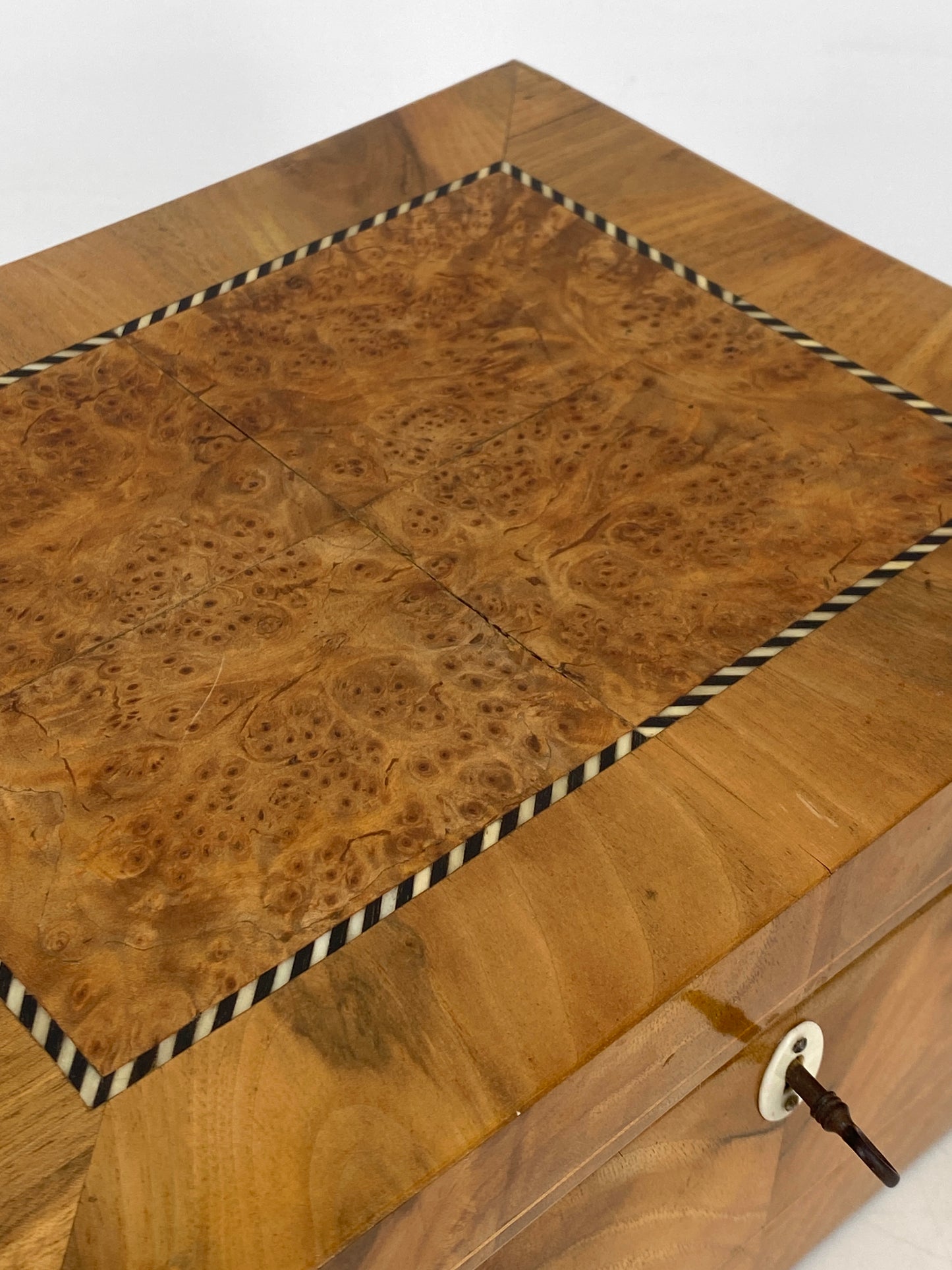 Biedermeier Schatulle aus Holz mit Intarsien
