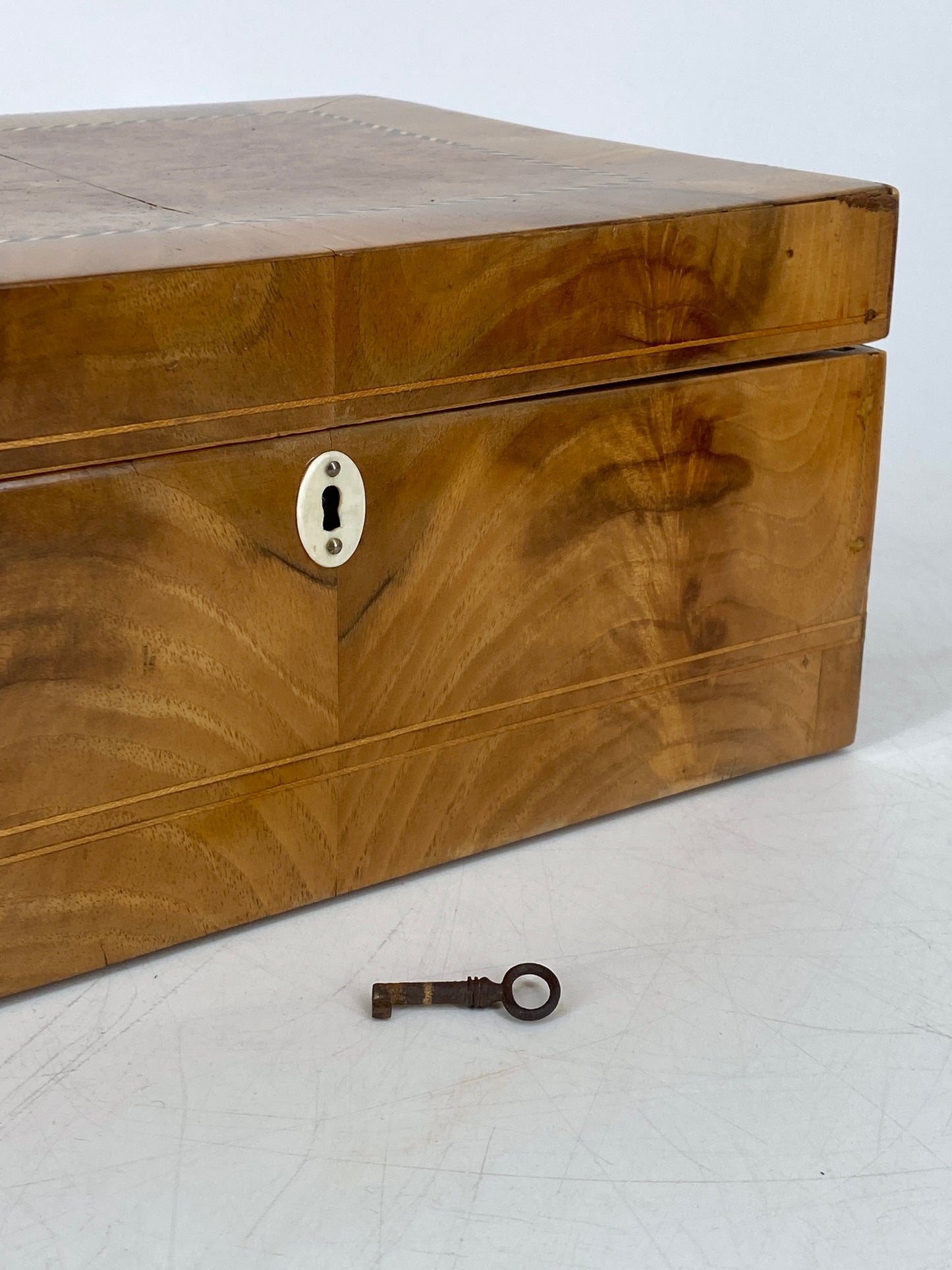 Biedermeier Schatulle aus Holz mit Intarsien