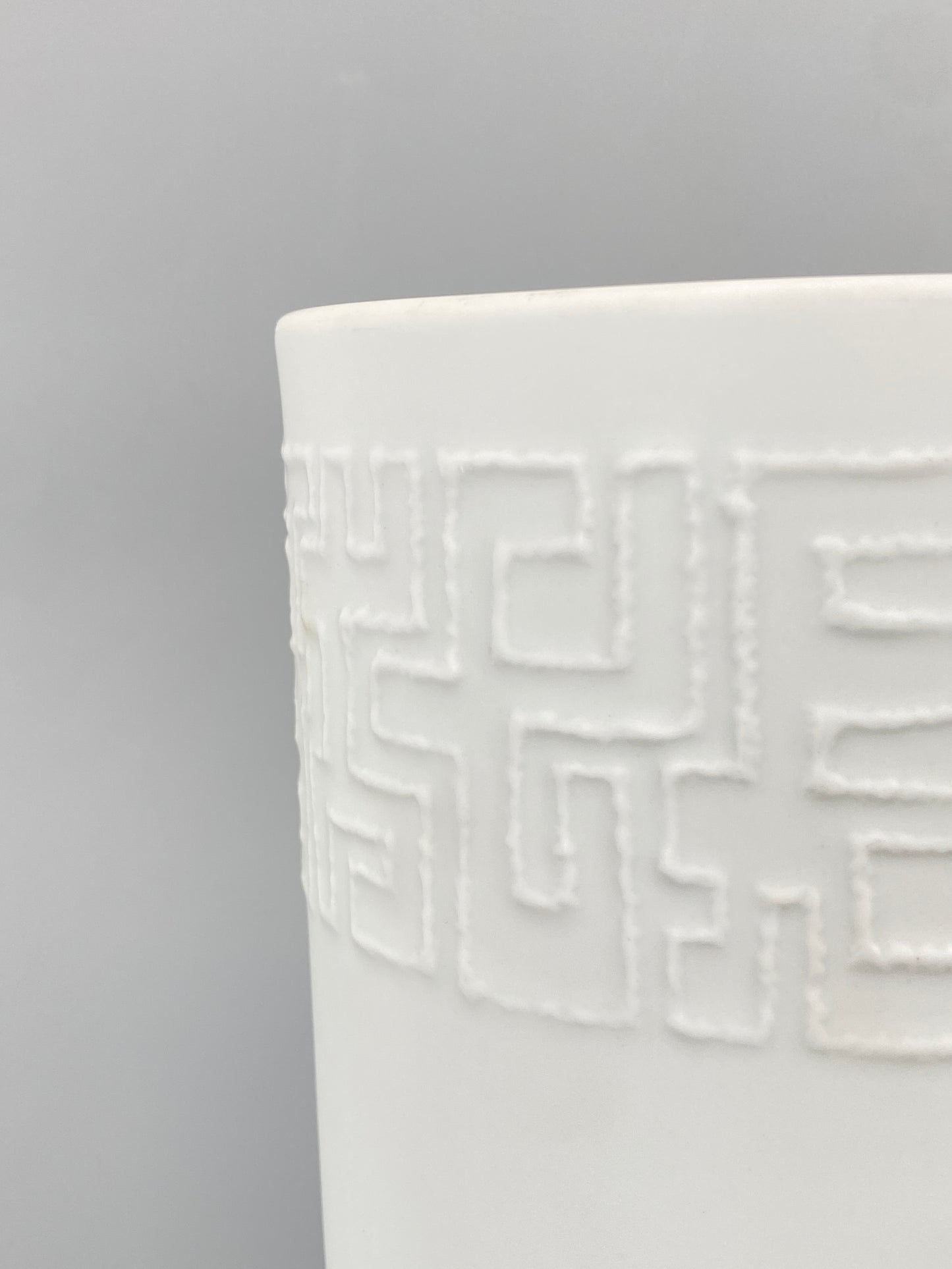 Vase mit abstraktem Reliefdekor von Cuno Fischer für Rosenthal aus Bisquitporzellan