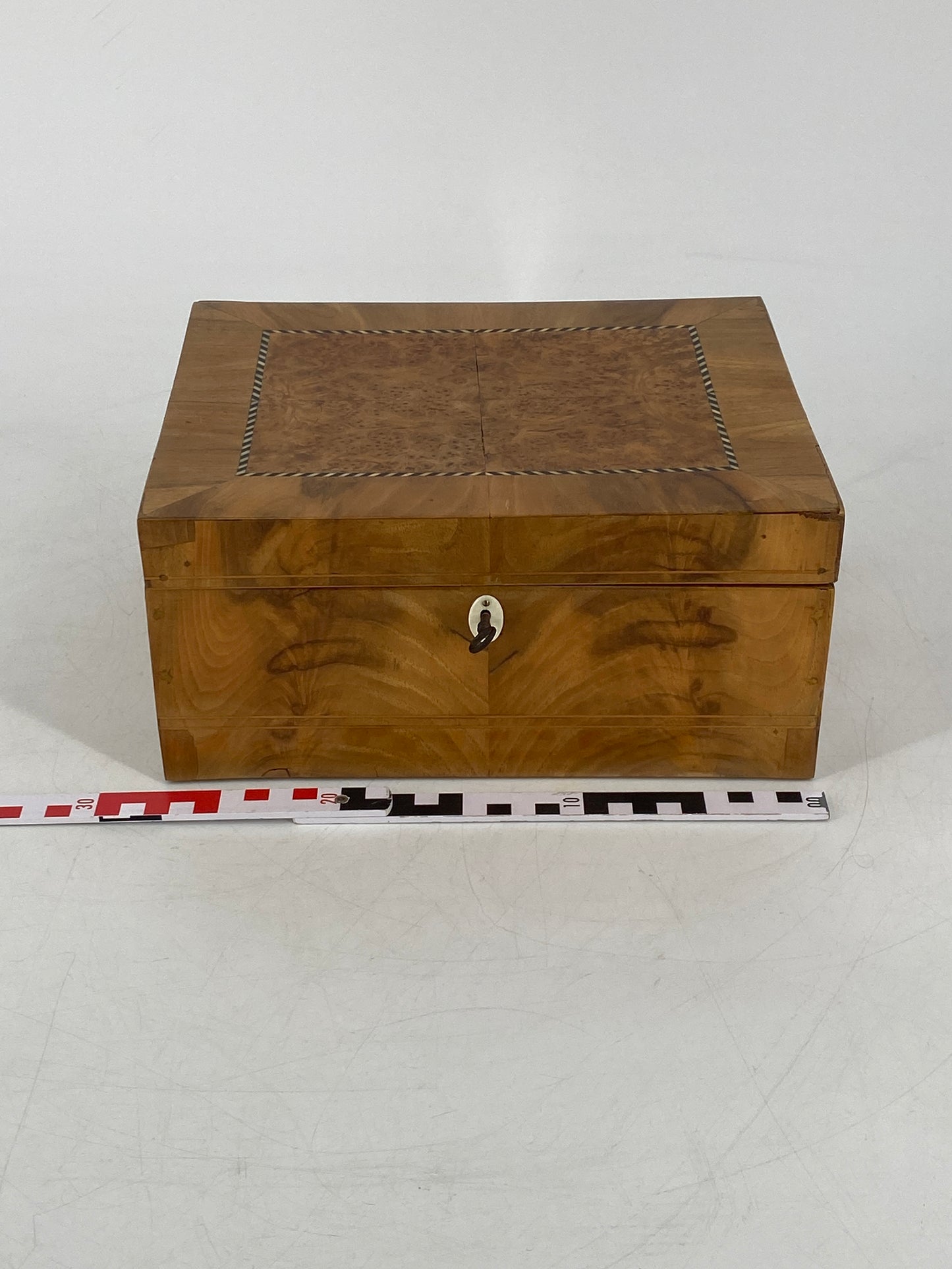 Biedermeier Schatulle aus Holz mit Intarsien