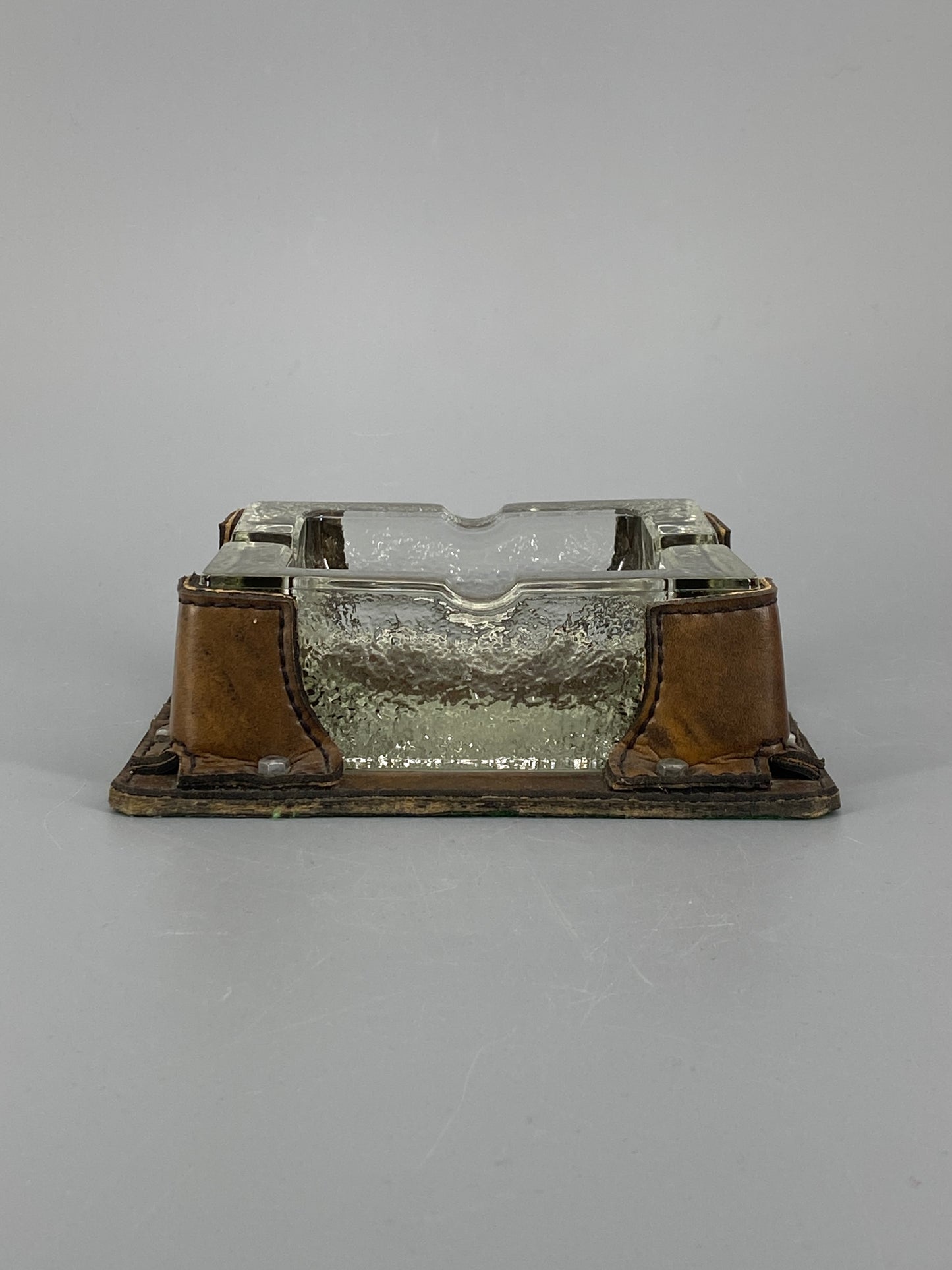 Mid Century Aschenbecher aus strukturiertem Glas mit Kunstleder, 70er