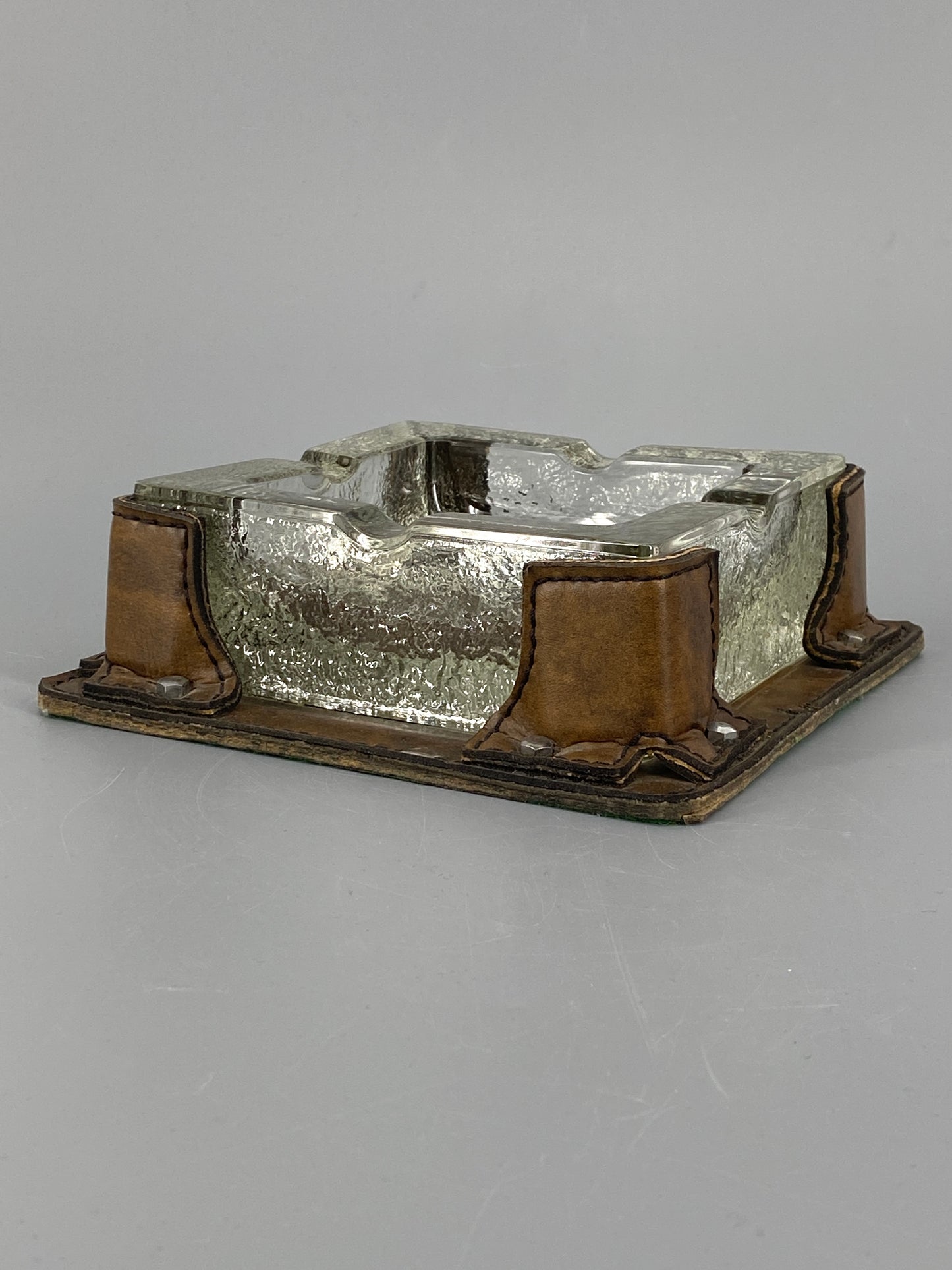 Mid Century Aschenbecher aus strukturiertem Glas mit Kunstleder, 70er