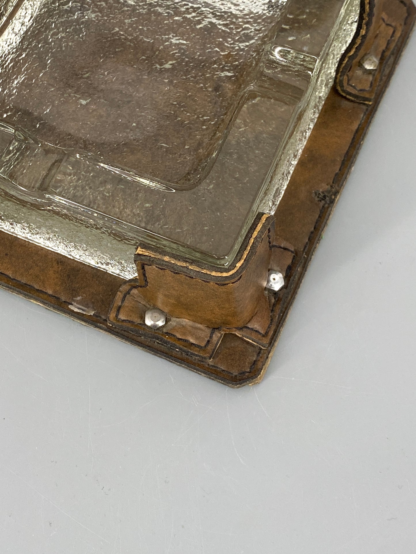 Mid Century Aschenbecher aus strukturiertem Glas mit Kunstleder, 70er
