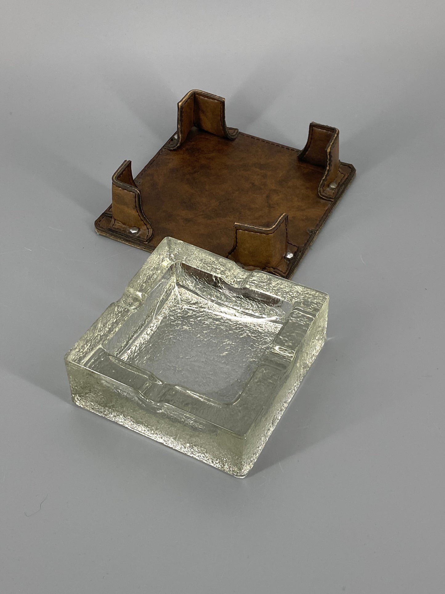 Mid Century Aschenbecher aus strukturiertem Glas mit Kunstleder, 70er