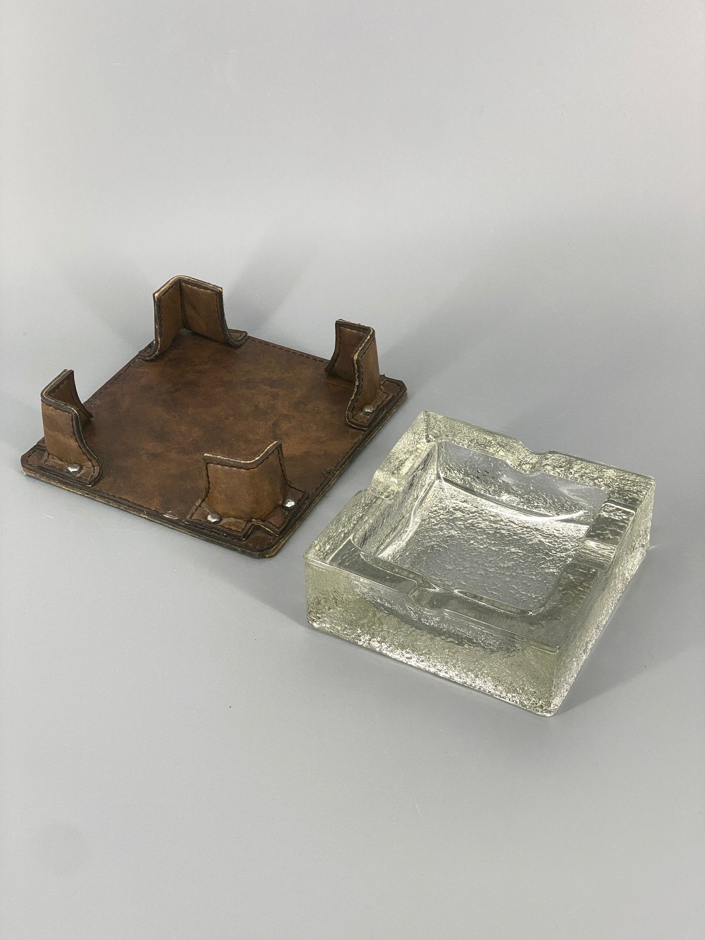 Mid Century Aschenbecher aus strukturiertem Glas mit Kunstleder, 70er