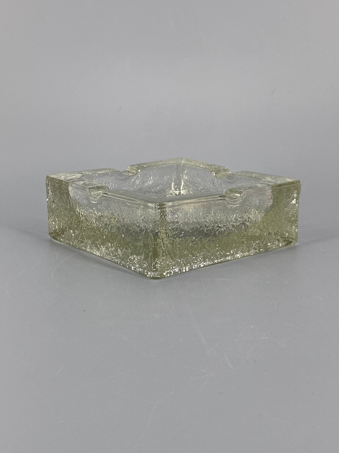 Mid Century Aschenbecher aus strukturiertem Glas mit Kunstleder, 70er