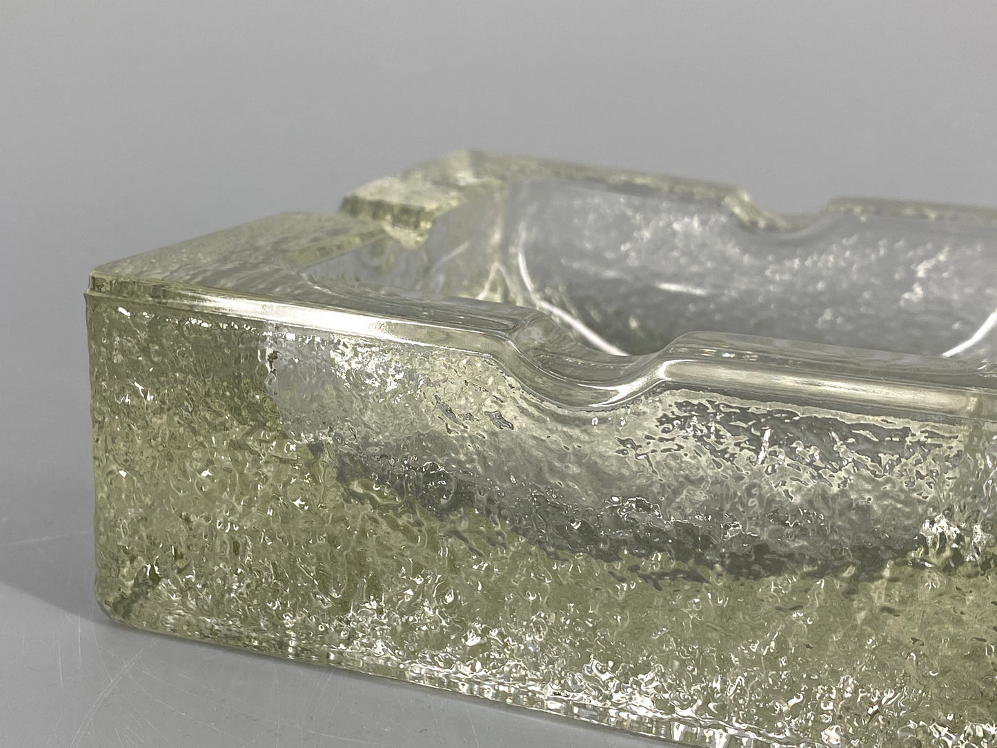 Mid Century Aschenbecher aus strukturiertem Glas mit Kunstleder, 70er