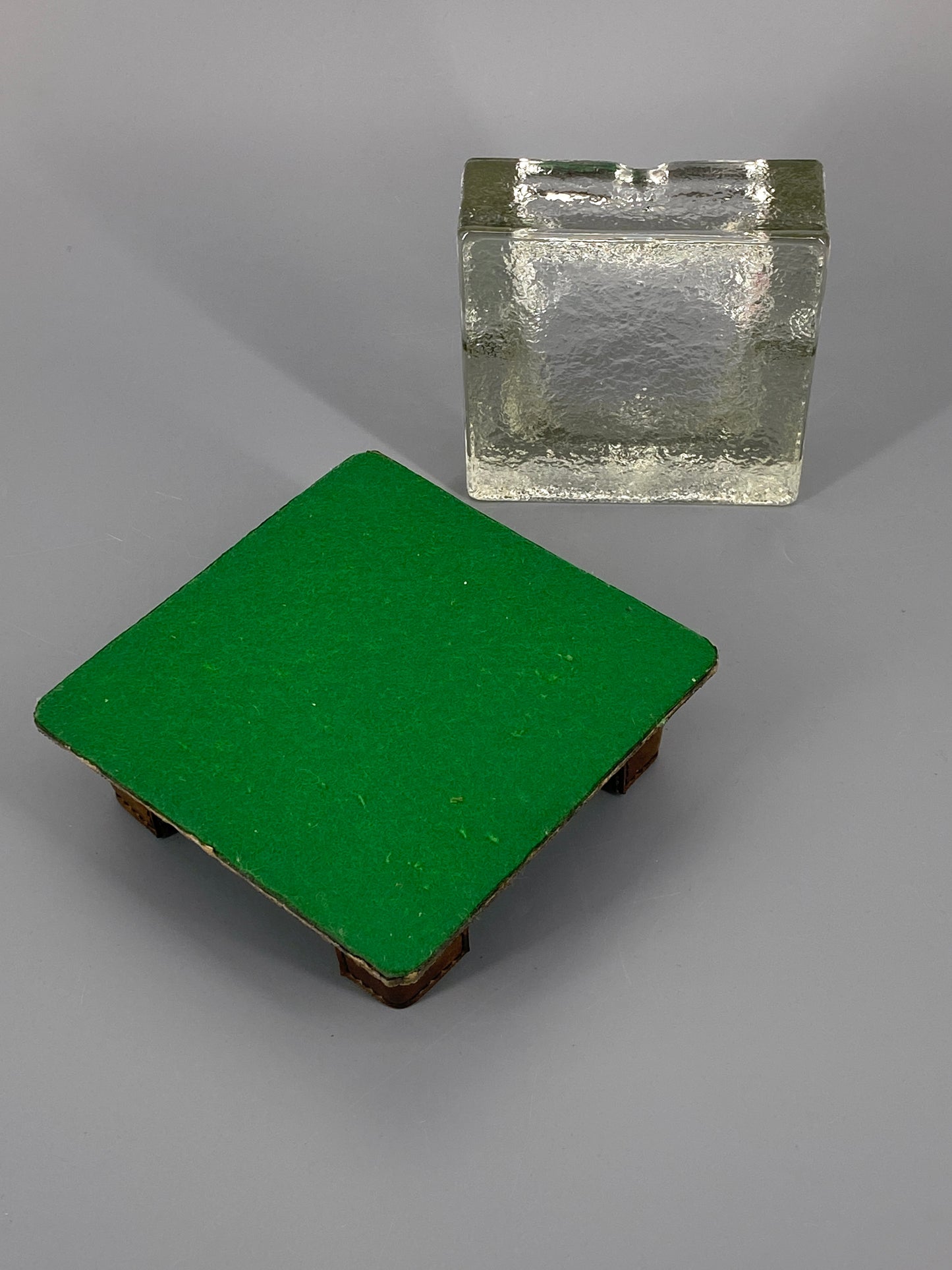 Mid Century Aschenbecher aus strukturiertem Glas mit Kunstleder, 70er