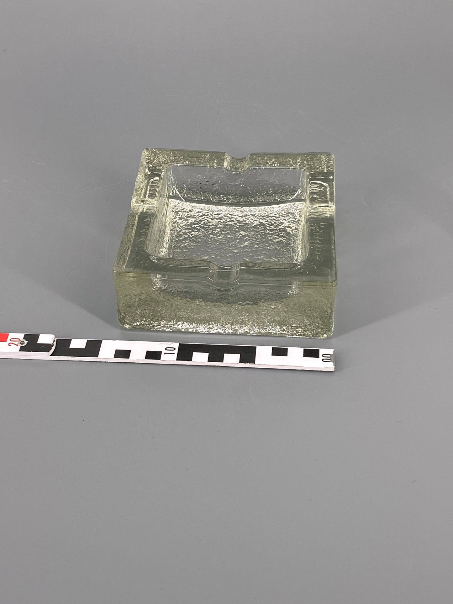 Mid Century Aschenbecher aus strukturiertem Glas mit Kunstleder, 70er