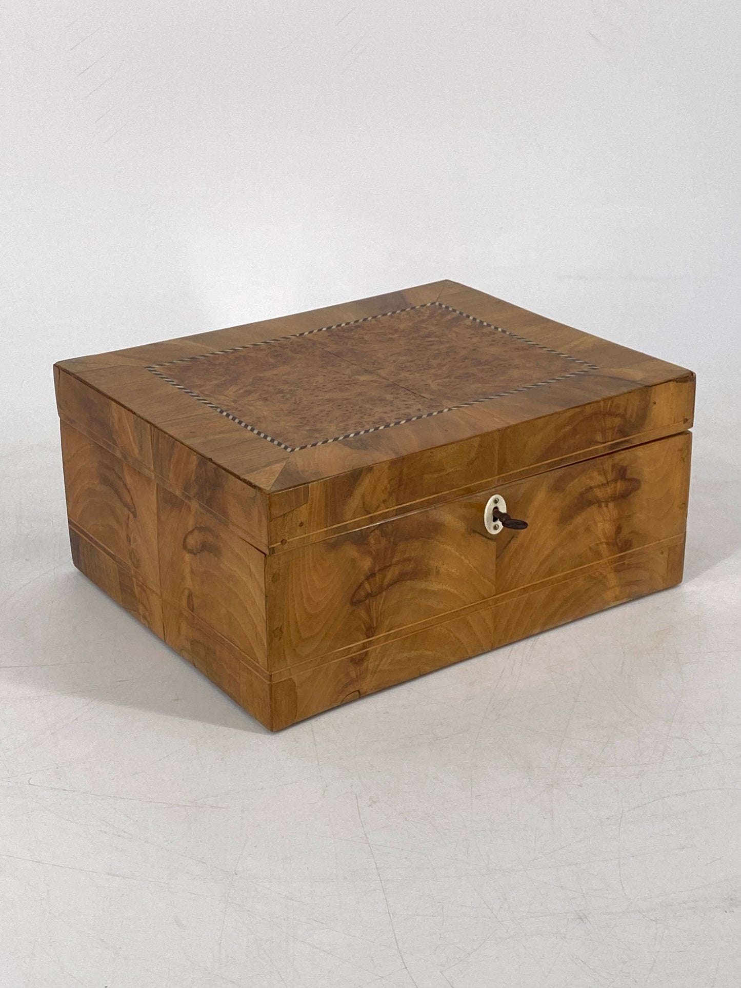 Biedermeier Schatulle aus Holz mit Intarsien