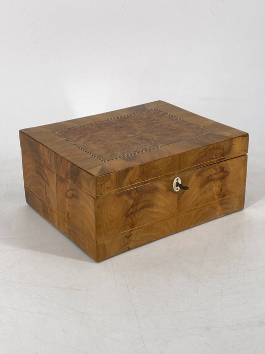 Biedermeier Schatulle aus Holz mit Intarsien