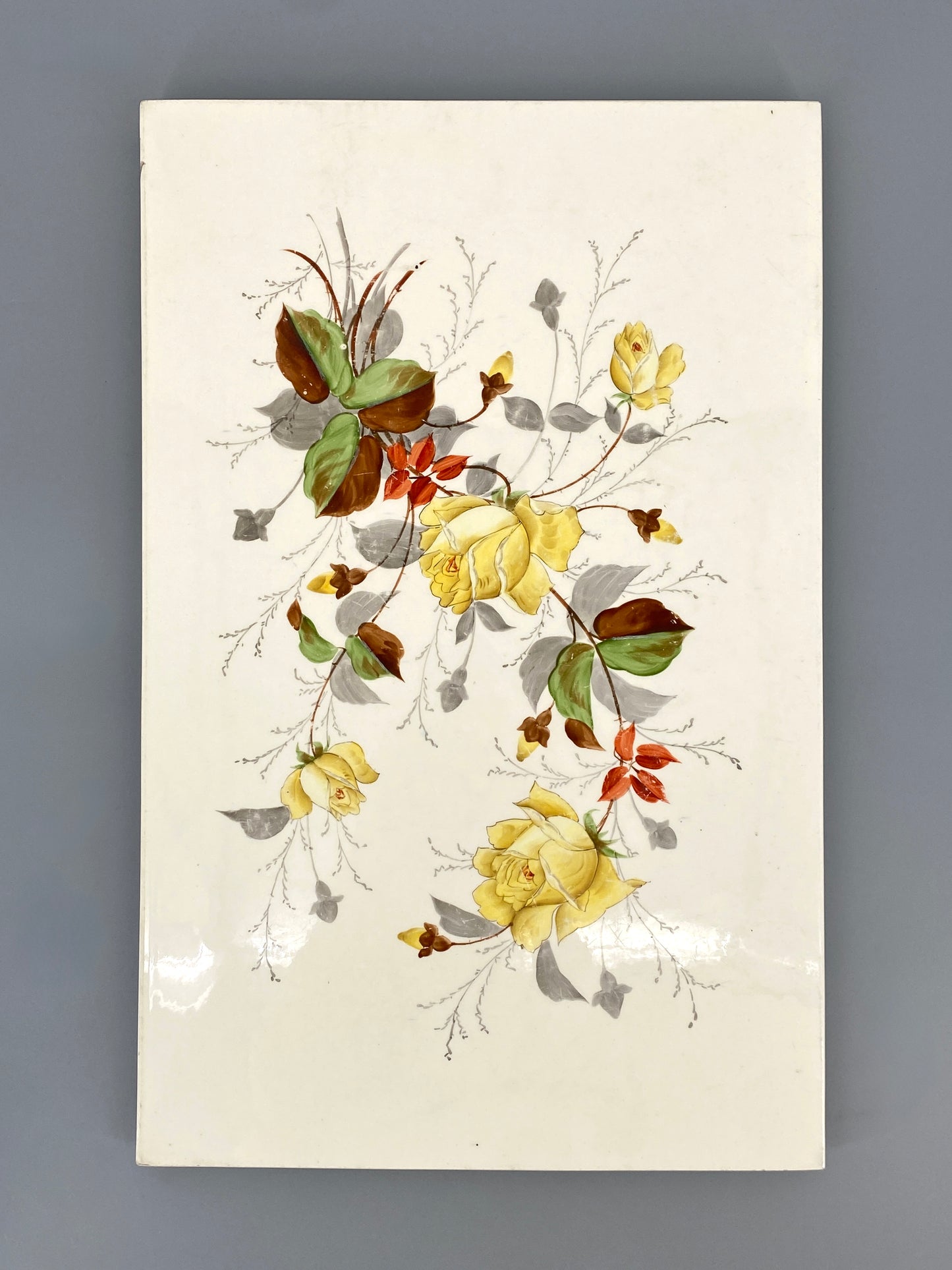 Große, bemalte Fliesenplatte mit einer Blumenkomposition, Jugendstil um 1900