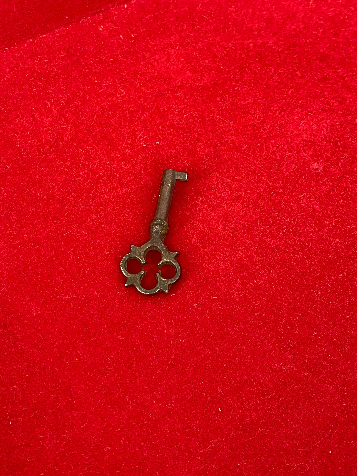 Schmuckkästchen in braun und gold, mit Schlüssel