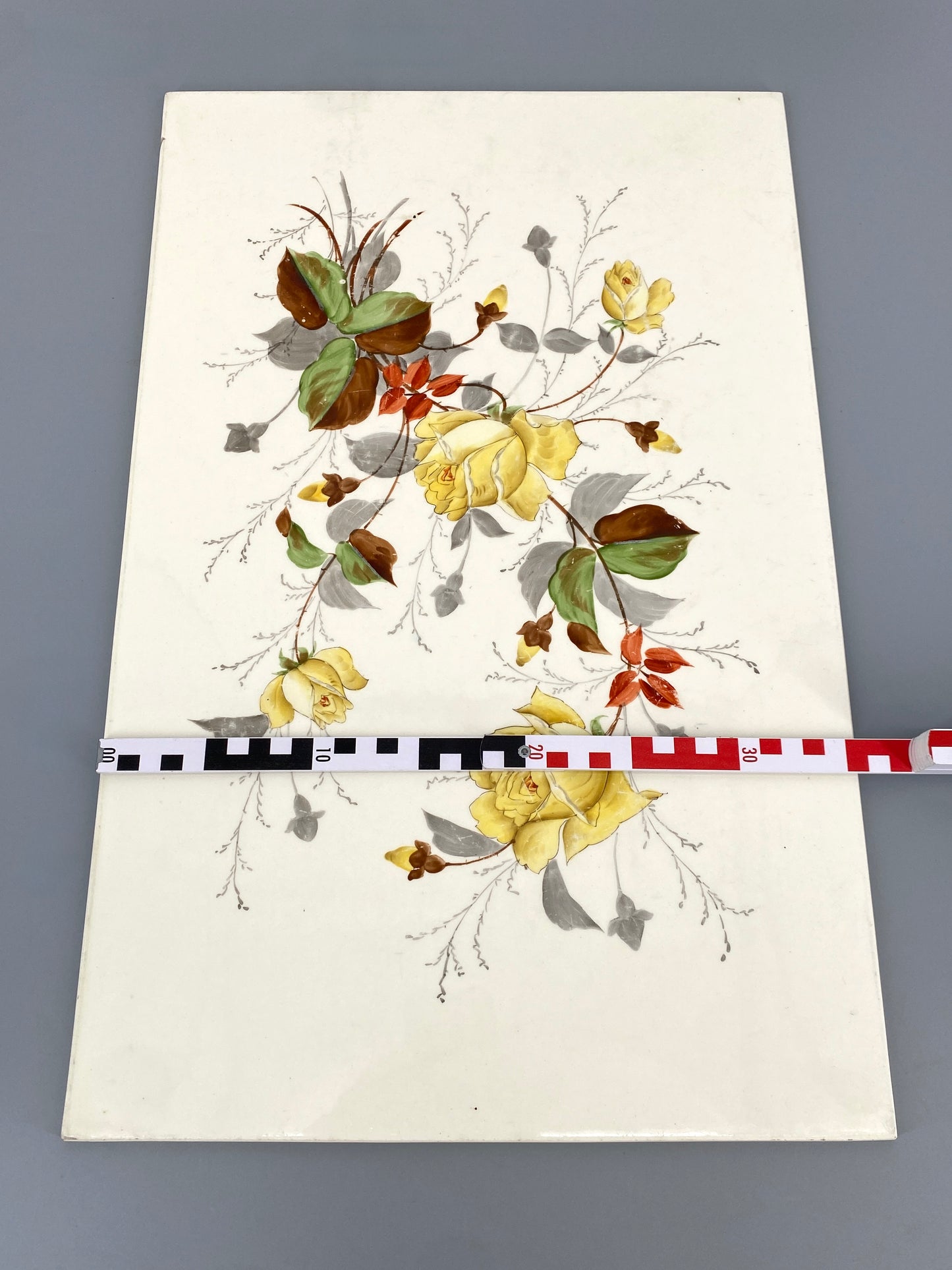 Große, bemalte Fliesenplatte mit einer Blumenkomposition, Jugendstil um 1900