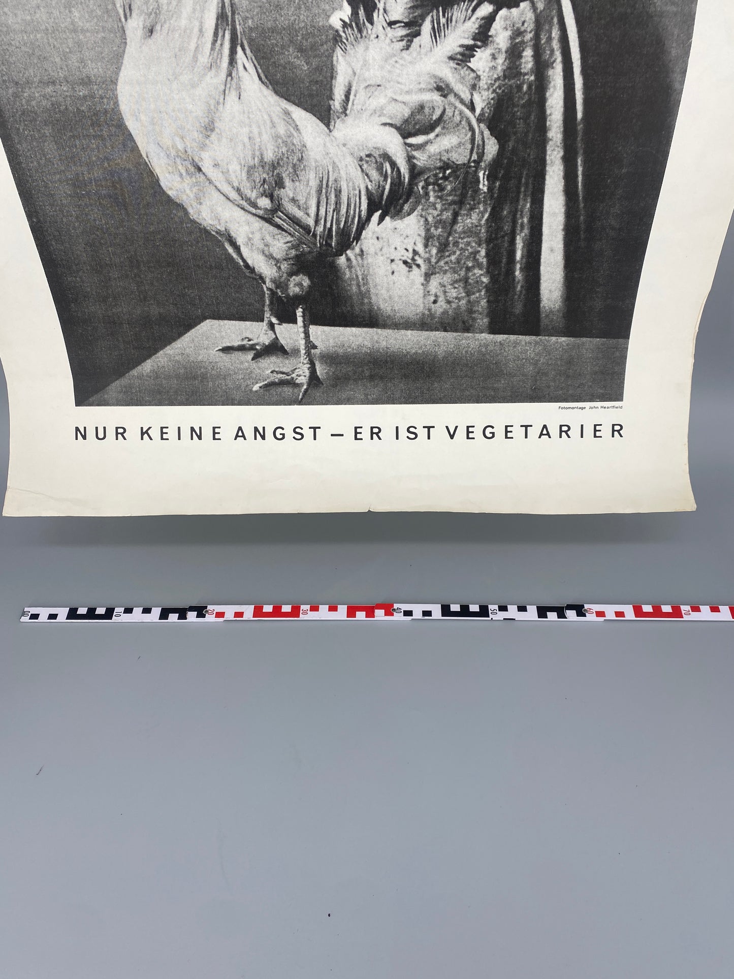 nGbk Berlin, John Heartfield - Nur keine Angst, er ist Vegetarier..., Original-Plakat