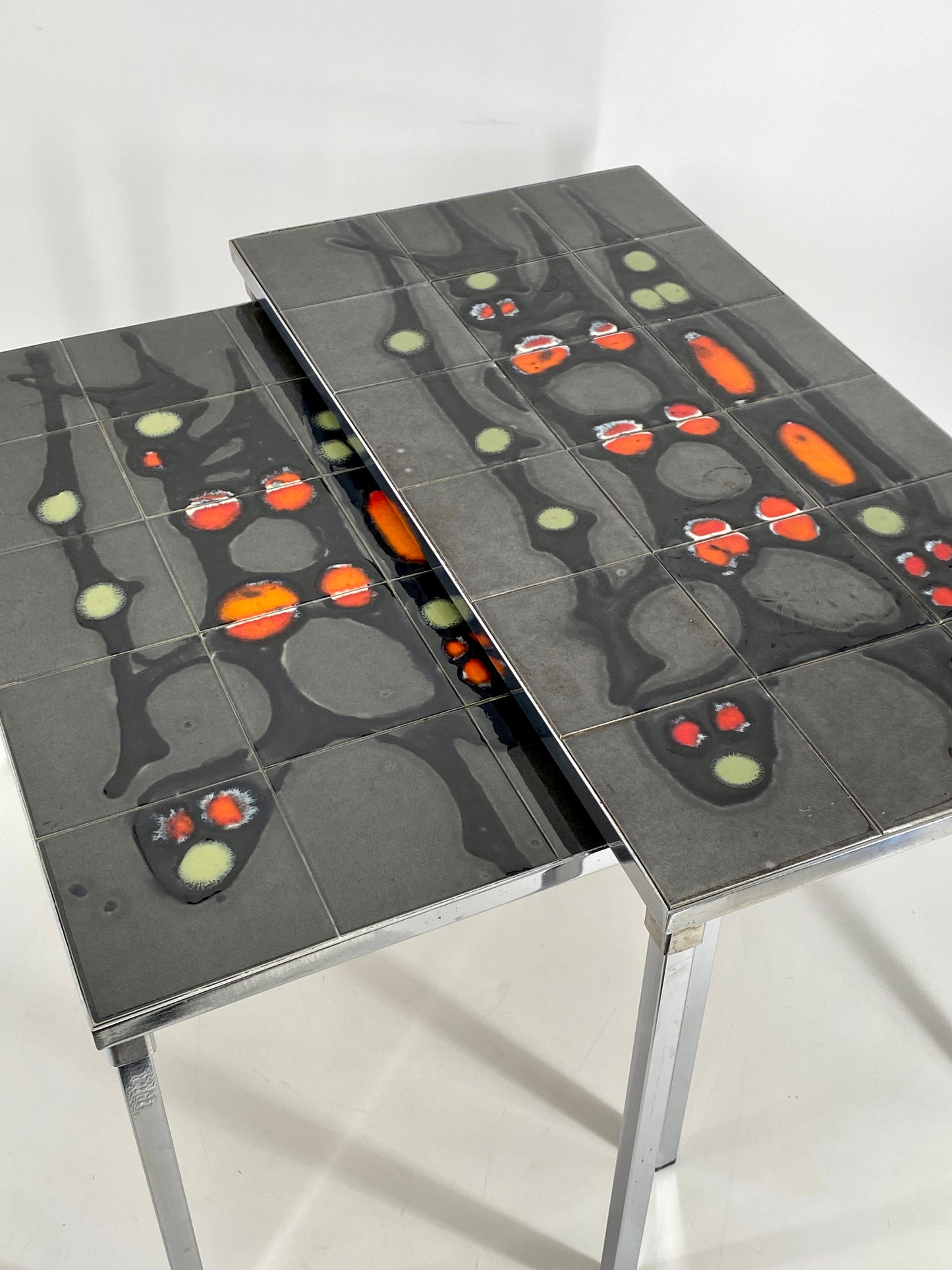 Extravagante Satztische mit Fat Lava Fliesendekor im Stil von Juliette Belarti, 1970er