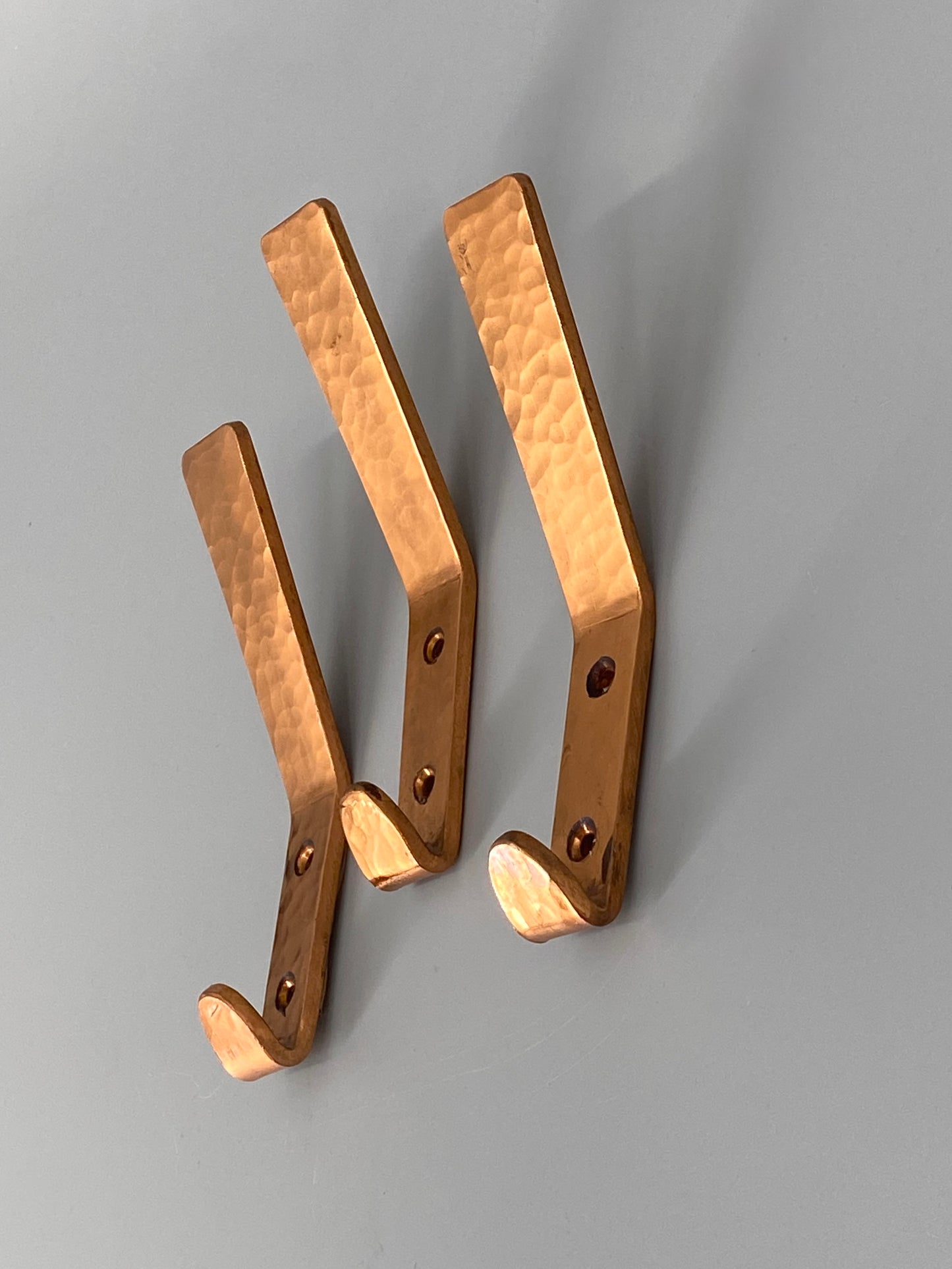 3 Wandhaken / Garderobe aus verkupfertem Messing