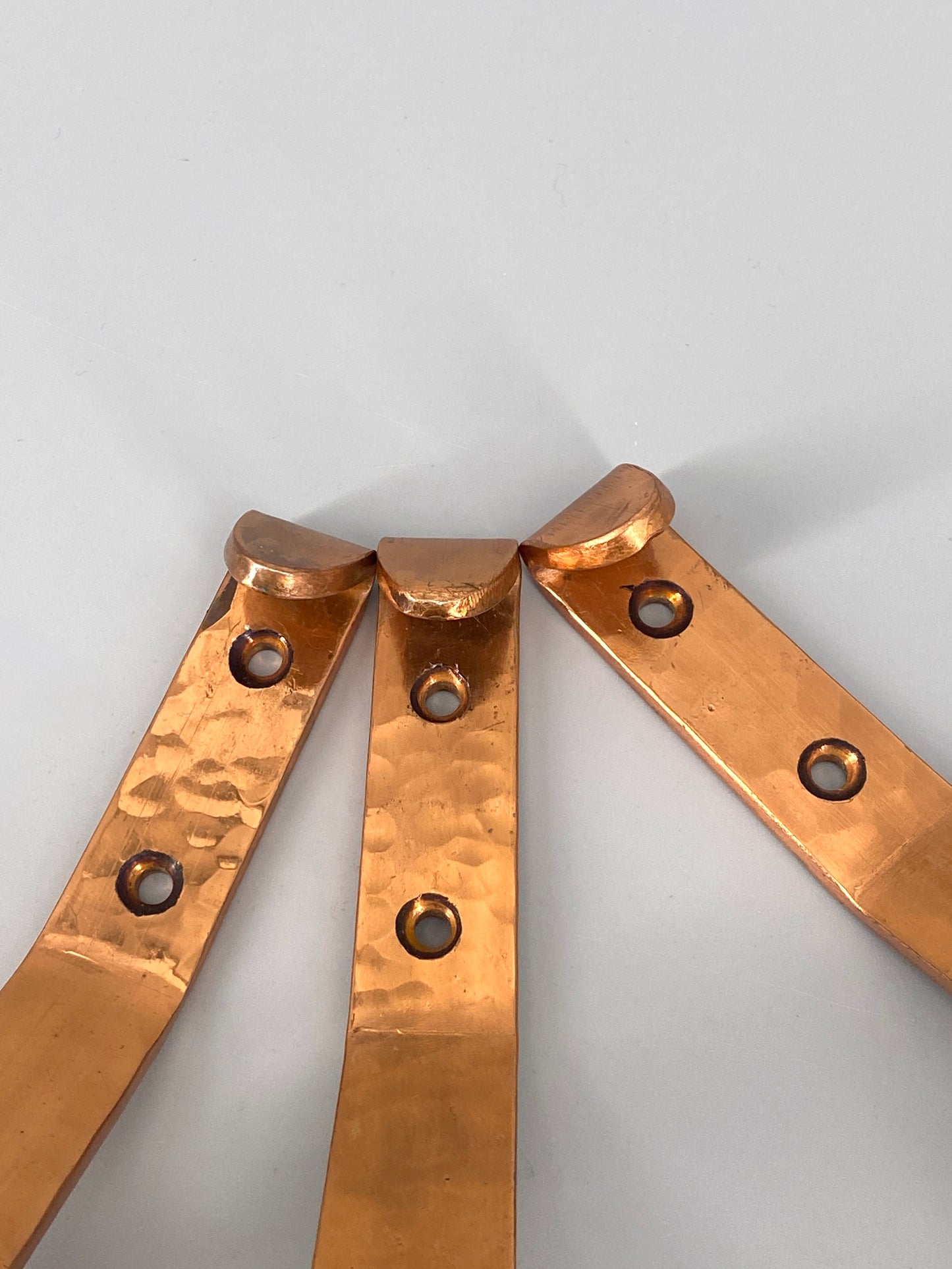 3 Wandhaken / Garderobe aus verkupfertem Messing