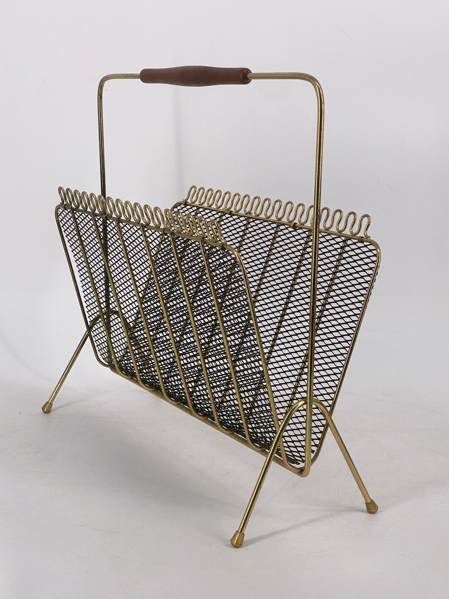 Mid Century Zeitungsständer aus Metall mit Holzgriff, Josef Frank Stil