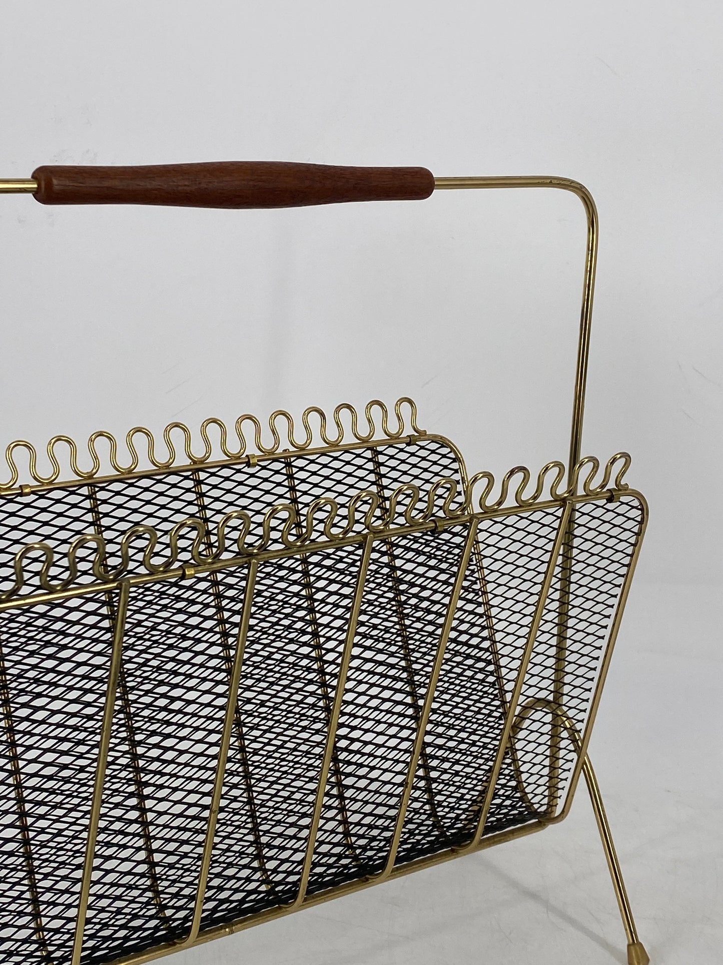 Mid Century Zeitungsständer aus Metall mit Holzgriff, Josef Frank Stil